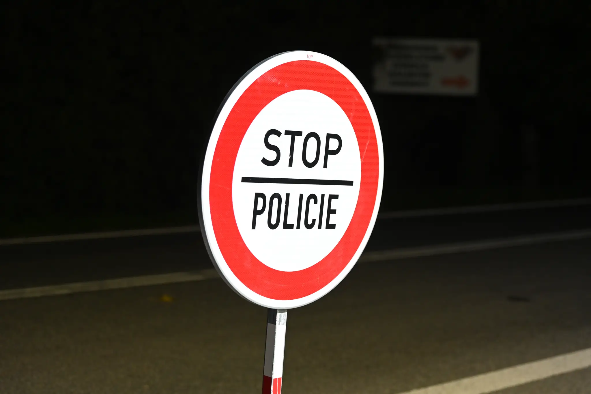 Dopravná značka - Stop polícia - na hraniciach medzi Českou republikou a Slovenskou republikou