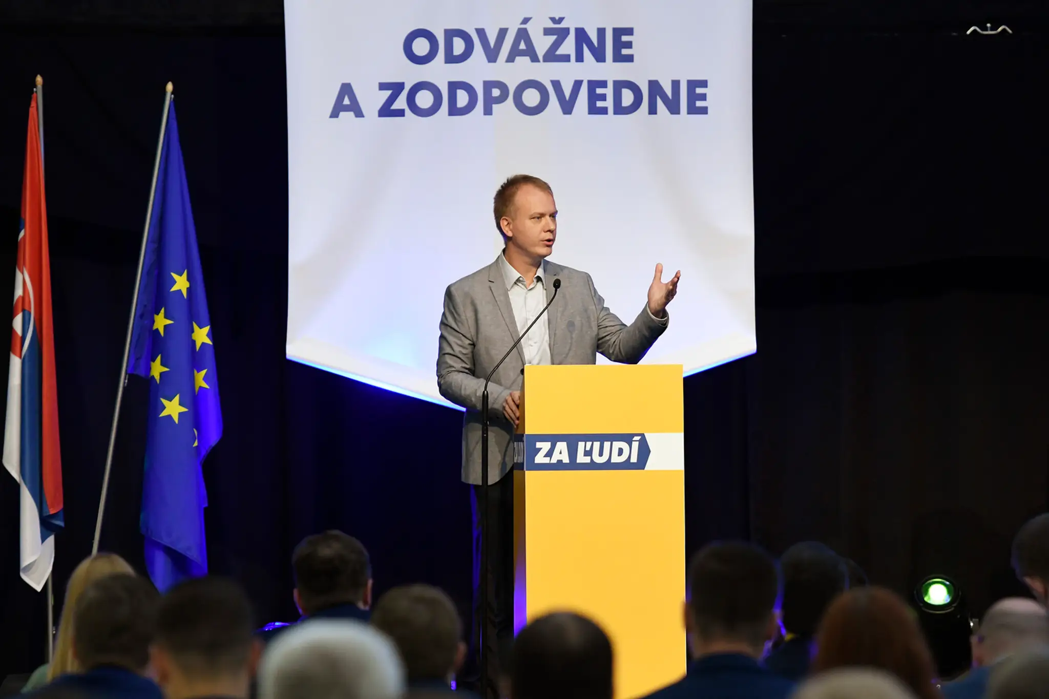 Osobné auto takto skončilo po zrážke s nákladným vozidlom.