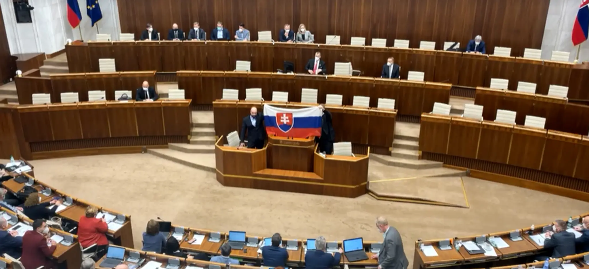 Parlament počas rozpravy k obrannej dohode s USA.