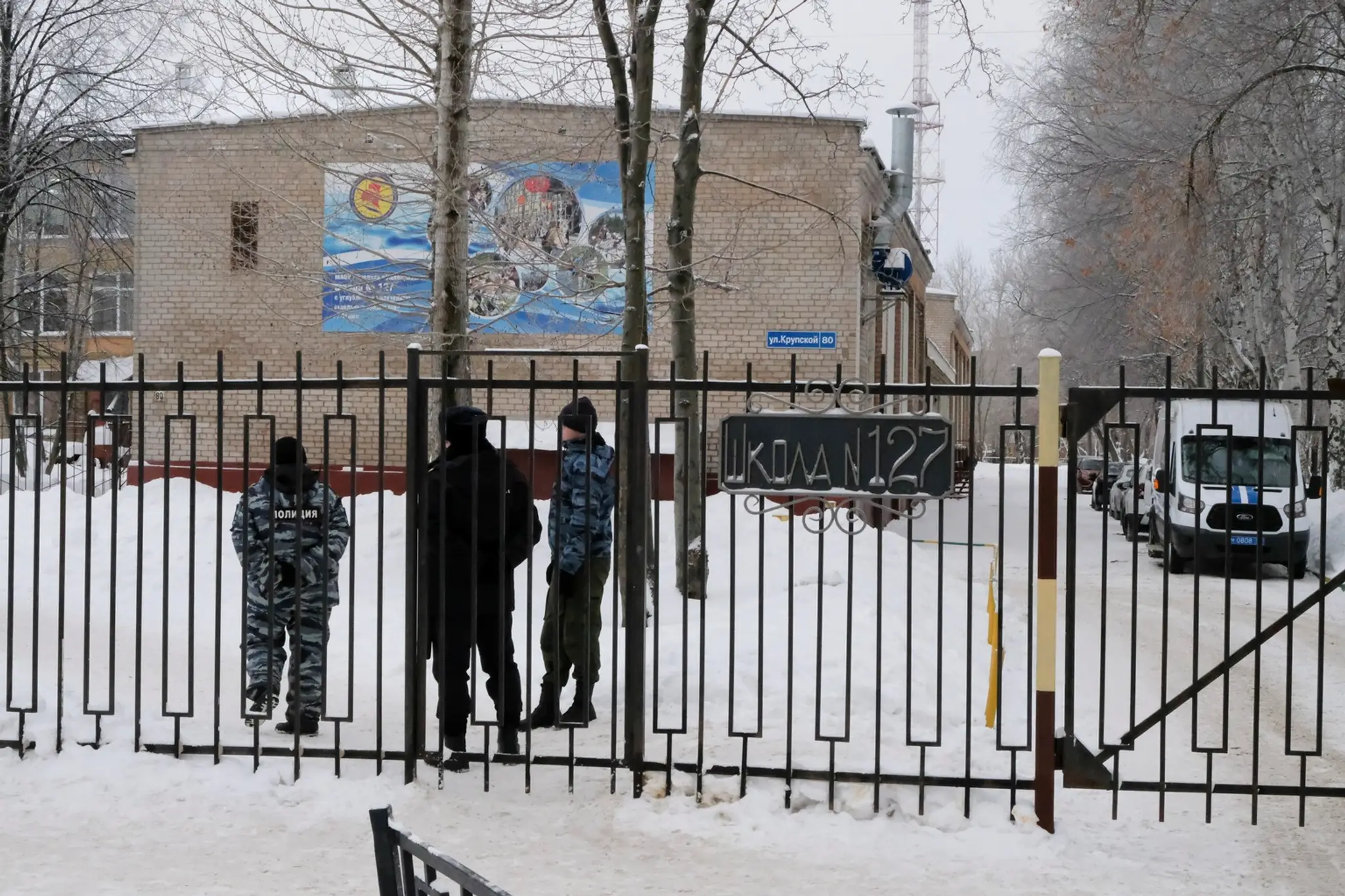 Ruskí policajti hliadkujú pri vchode do strednej školy v ruskom meste Perm.