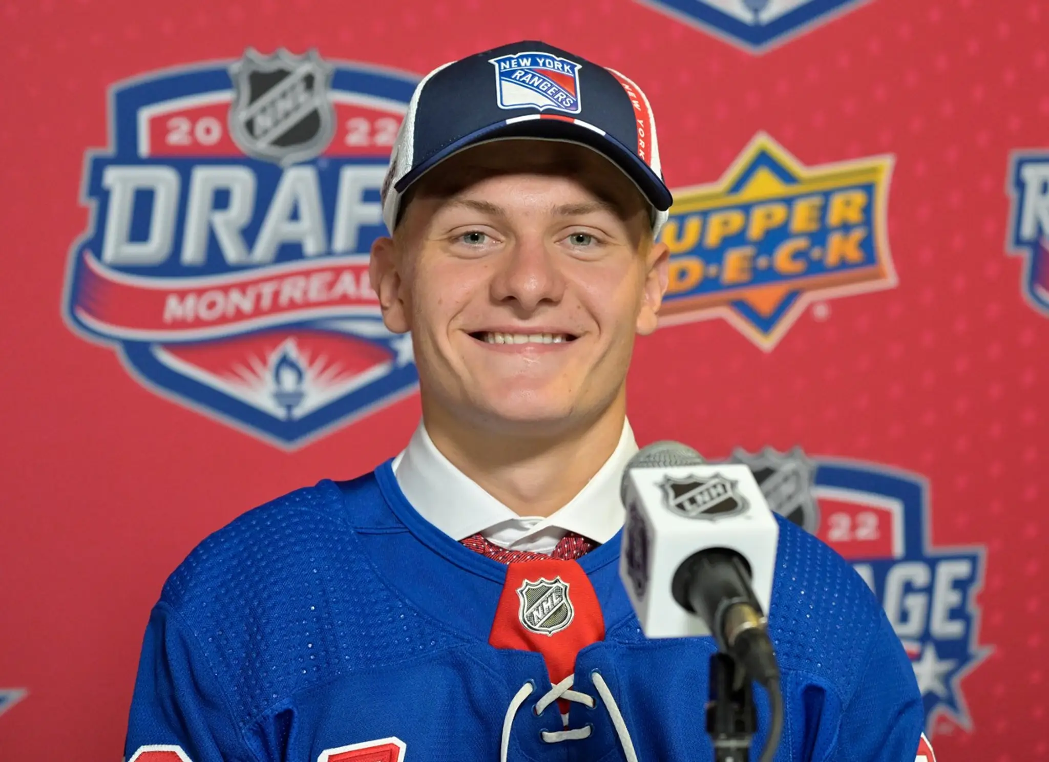 Adam Sýkora na tlačovej konferencii po tom, ako si ho vybrali Rangers.