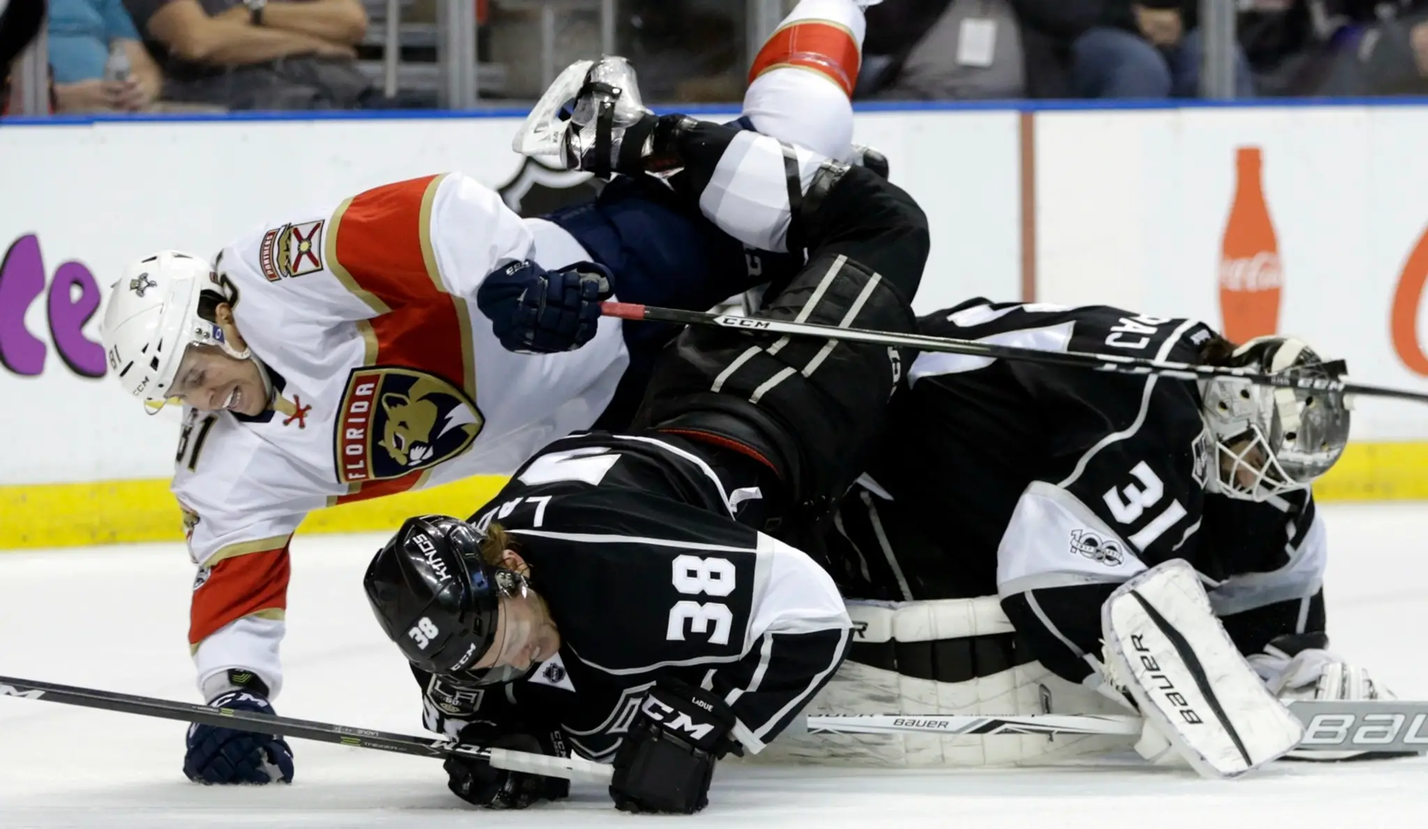 Jonathan Marchessault (Florida) sa zrazil s Petrom Budajom a Paulom LaDueom (obaja Los Angeles).