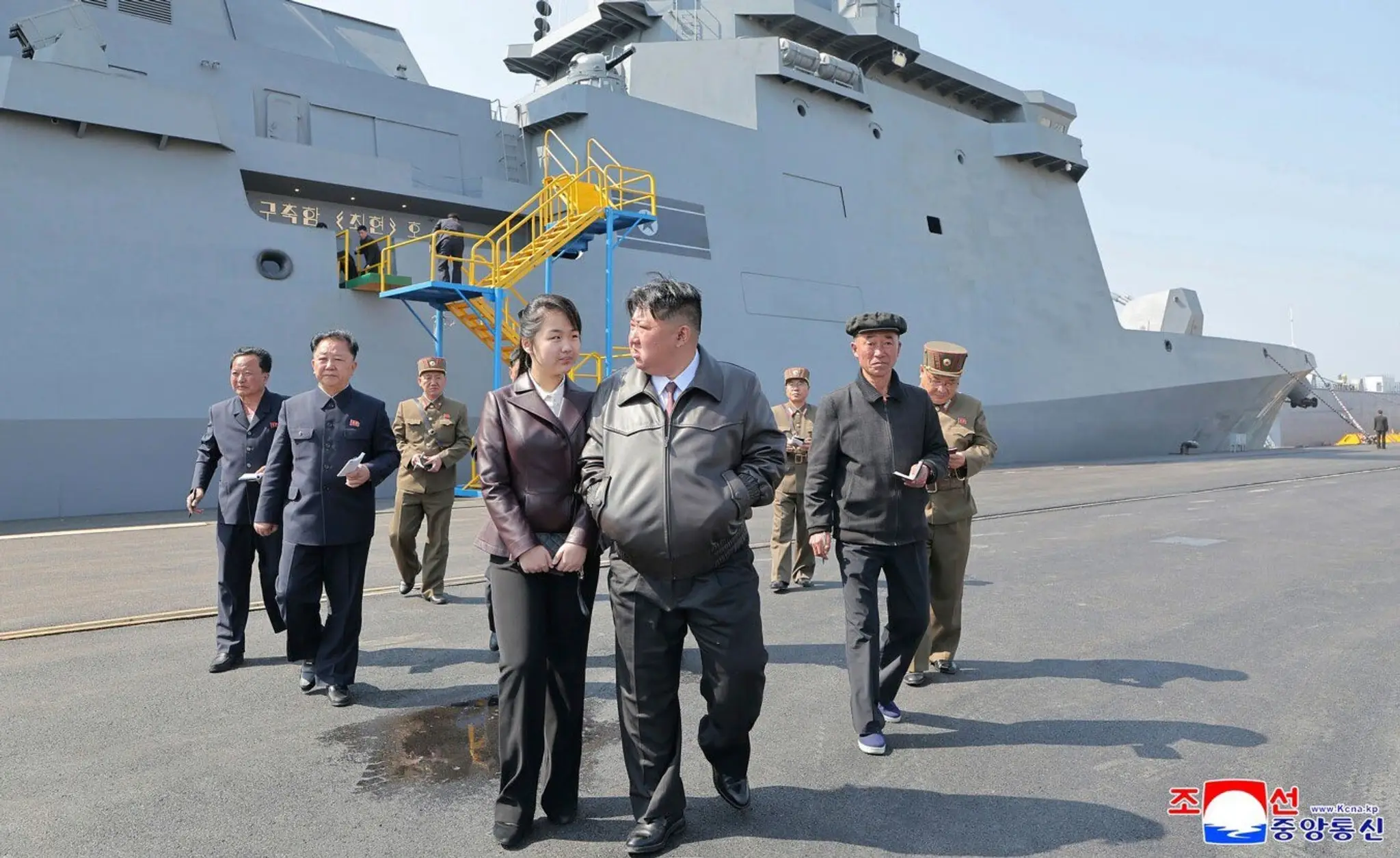 Severokórejský vodca Kim Čong-un navštívil viacúčelový torpédoborec triedy Čchongdžin so svojou dcérou Kim Ču-e.