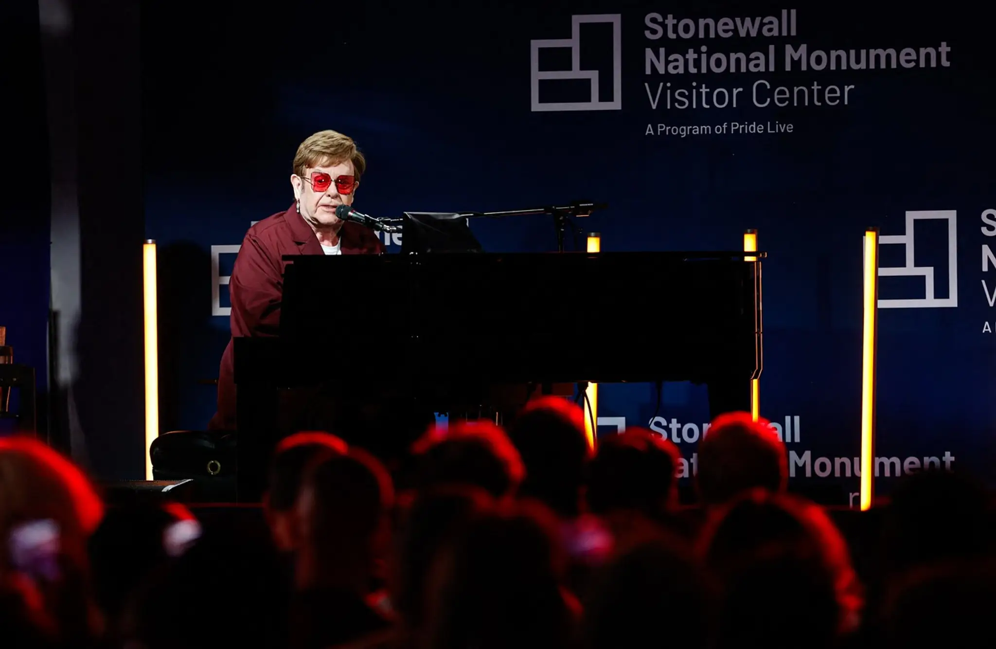 Elton John počas vystúpenia pri príležitosti otvorenia Stonewall National Monument Visitor Center v new Yorku.