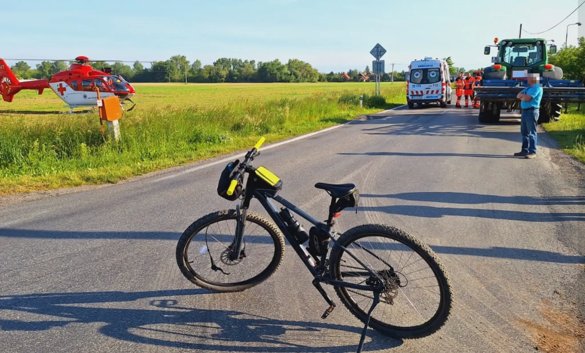 Po zrážke traktora s cyklistom zasahoval po nehode vrtuľník.