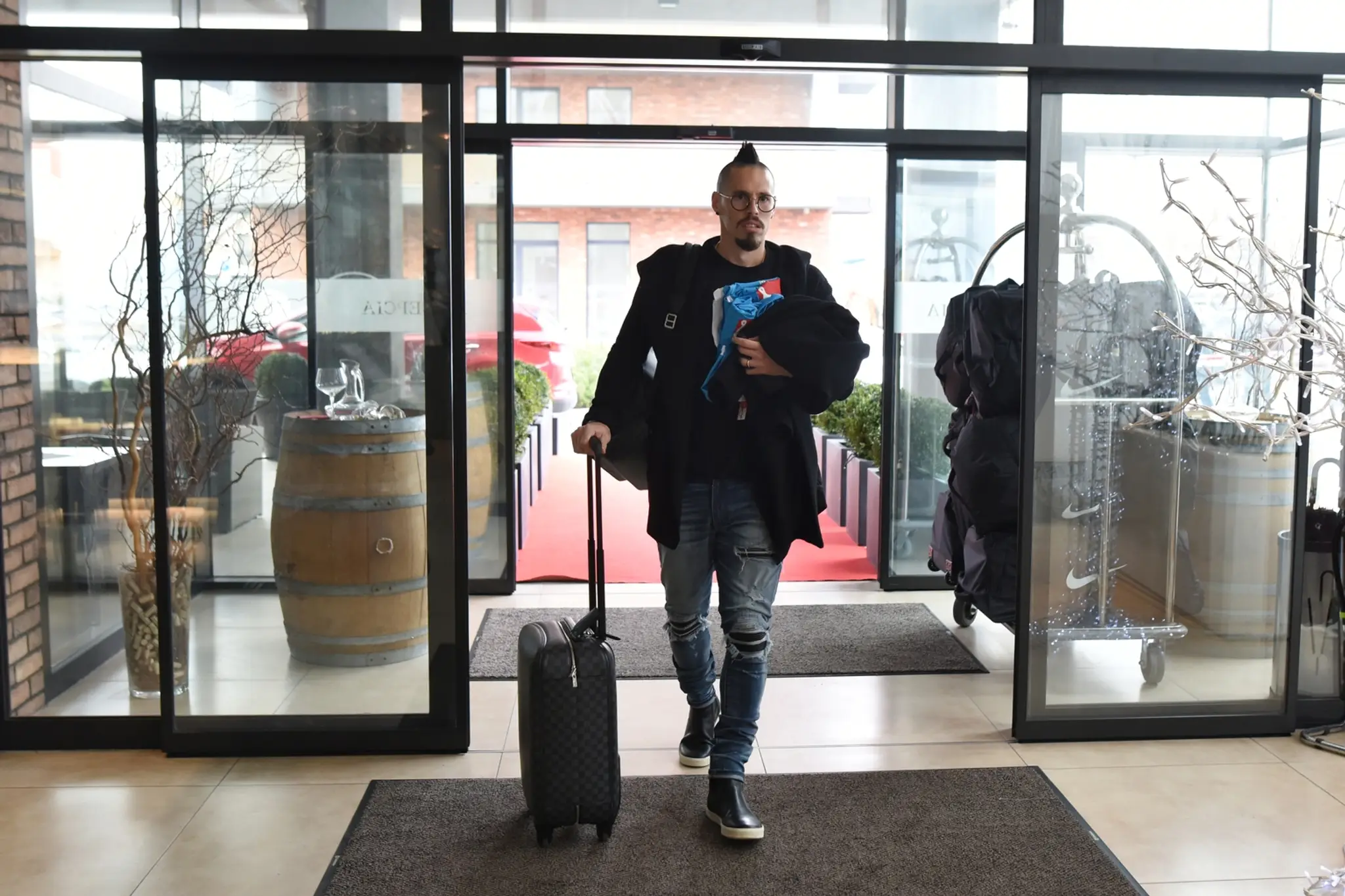 Marek Hamšík prichádza do hotela na zraz pred turnajom King´s Cup.
