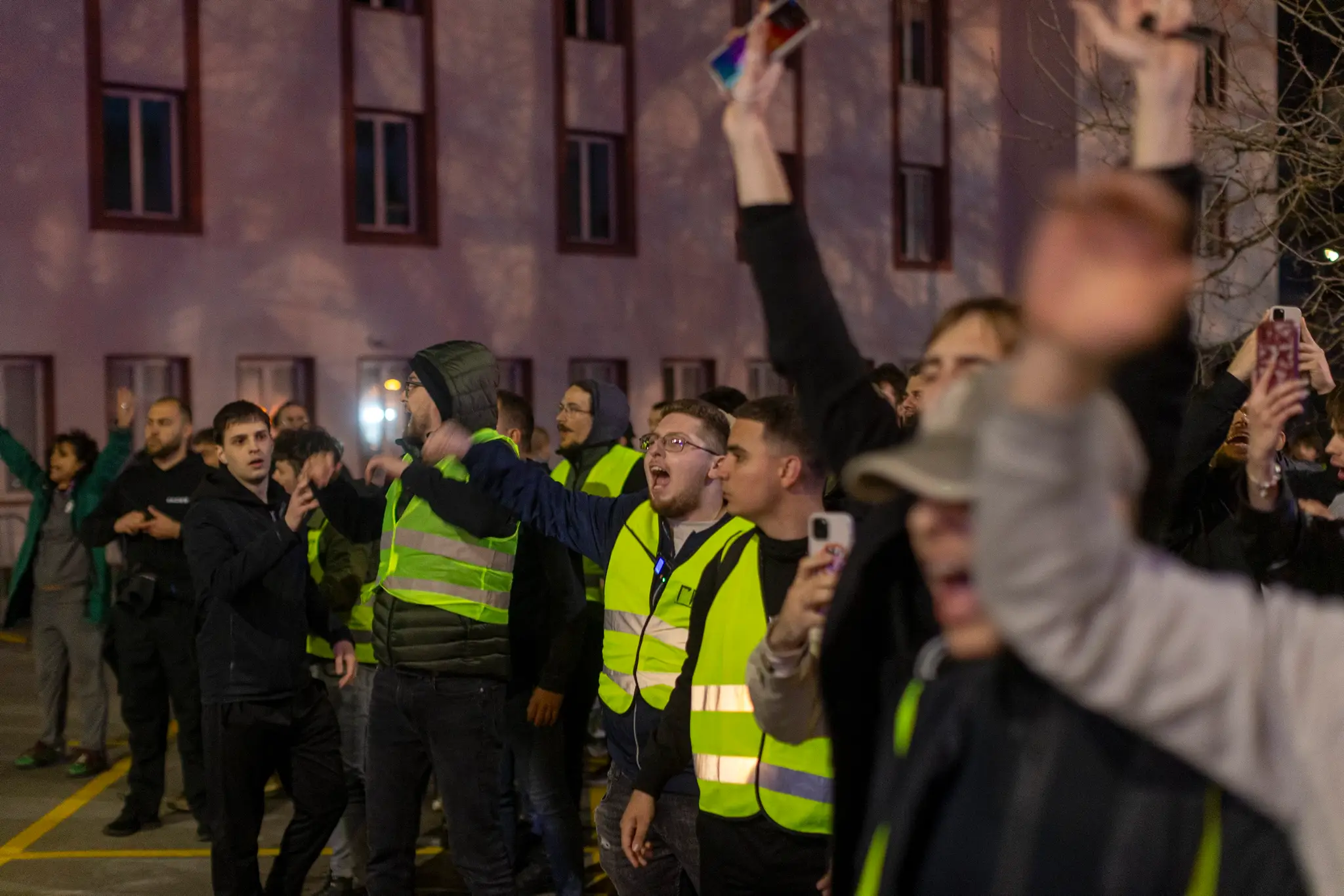Na snímke srbskí študenti v Belehrade, ktorí zablokovali budovu verejnoprávneho telerozhlasu.