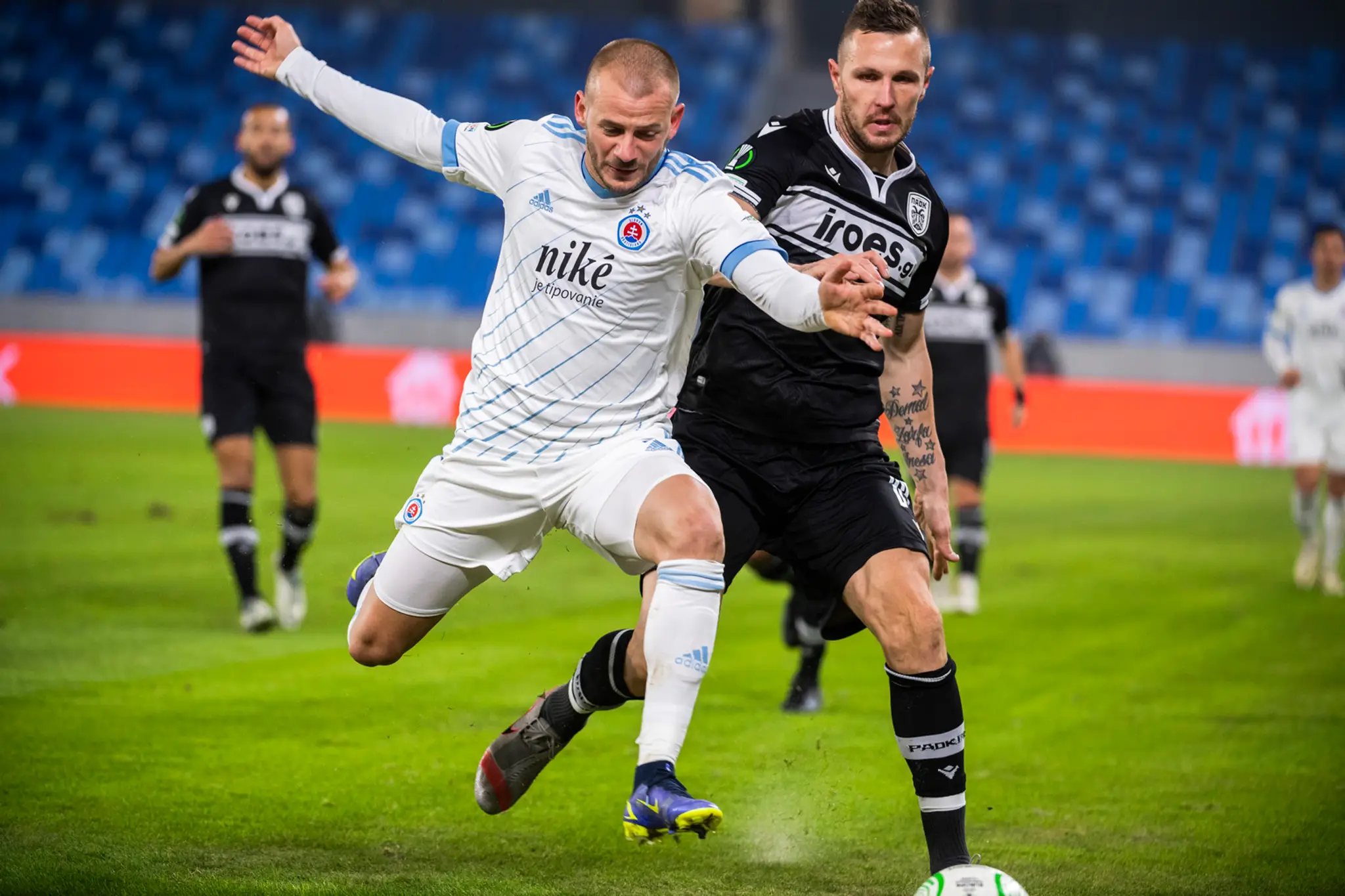 Na snímke zľava Vladimír Weiss ml. (Slovan) a Jasmin Kurtič (Paok) v zápase Slovana Bratislava s Paokom Solún.