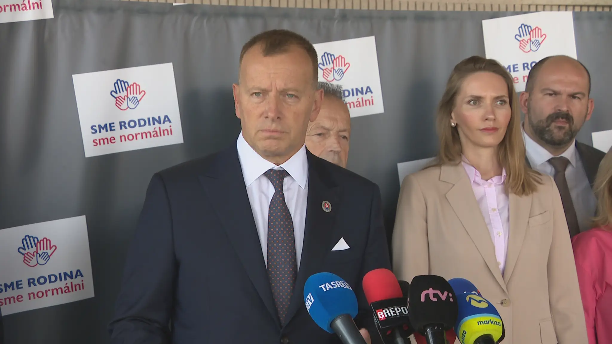 Boris Kollár, vpravo vzadu Monika Péter.