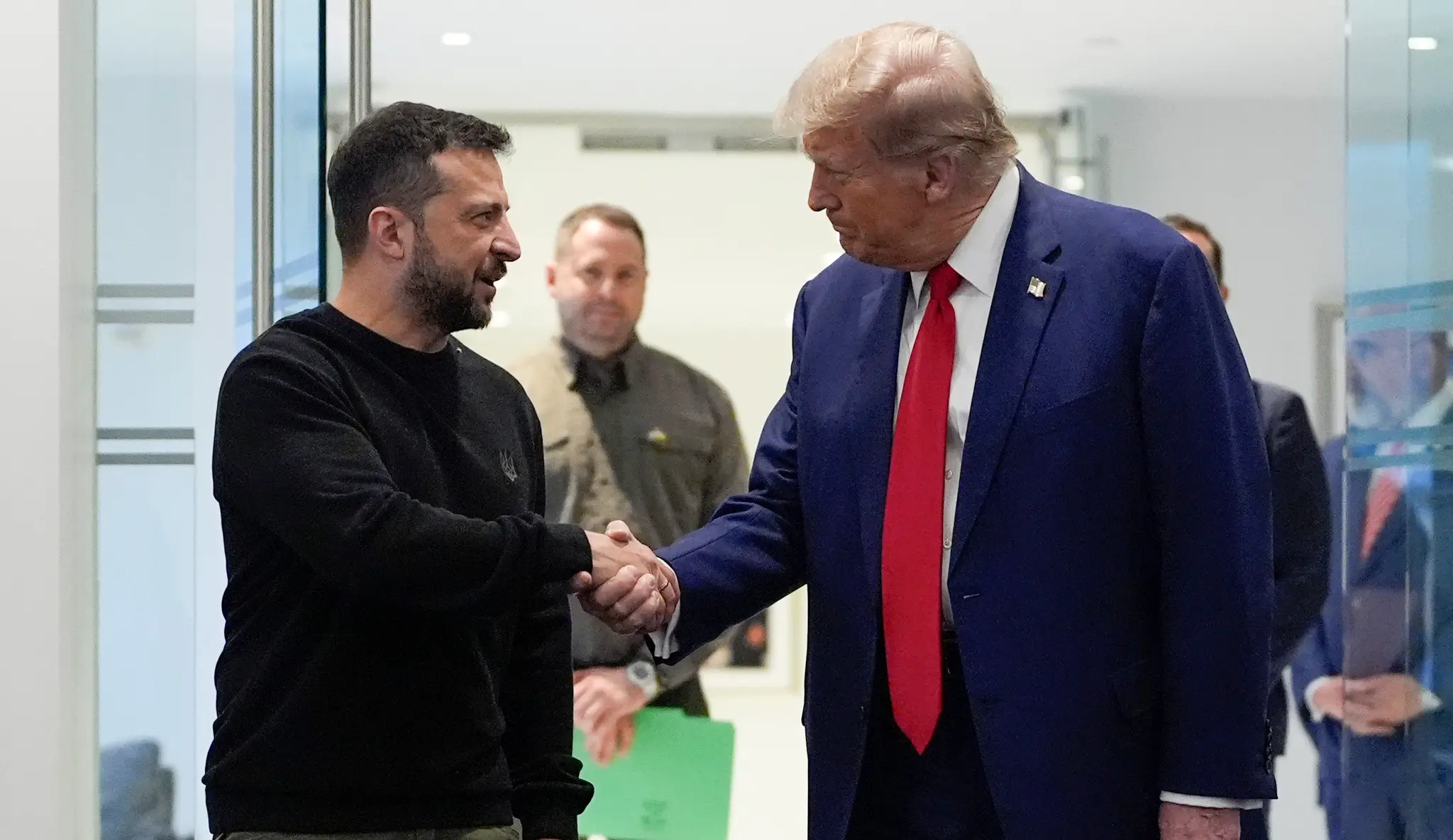 Na archívnej snímke z 27. septembra 2024 americký prezident Donald Trump (vpravo) a ukrajinský prezident Volodymyr Zelenskyj si podávajú ruky počas stretnutia v New Yorku.