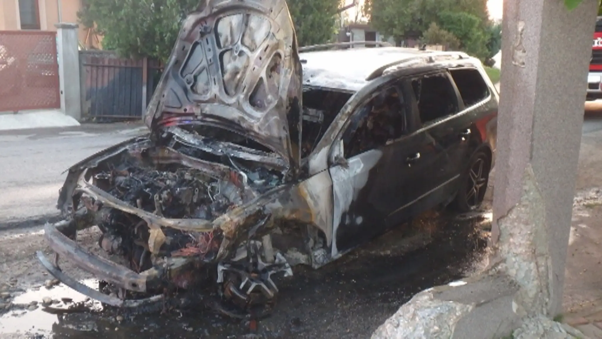 Zhorené auto. Aj jeho vodič z miesta utiekol.