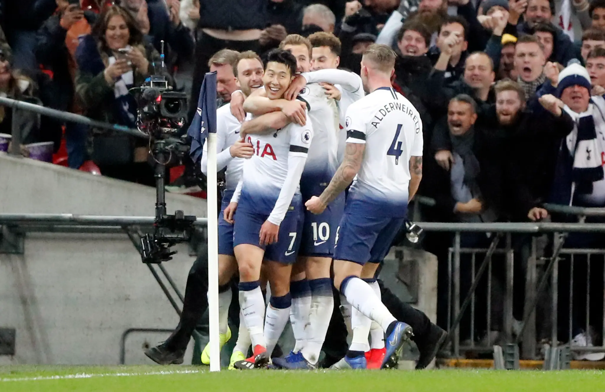 Hráč Tottenhamu Hotspur Son Heung-min (7) sa teší z gólu so spoluhráčmi.