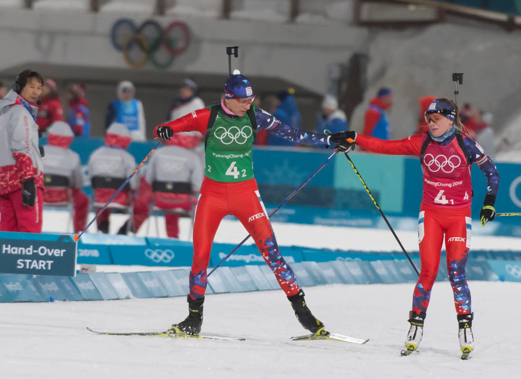 Paulína Fialková (vpravo) odovzdáva štafetu Anastasii Kuzminovej v pretekoch miešaných štafiet.