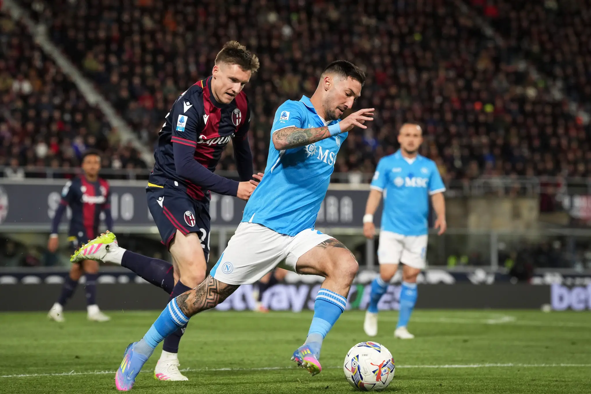 Na snímke hráč Neapola matteo Politano (vpravo) a Michel Aebischer z Bologne.