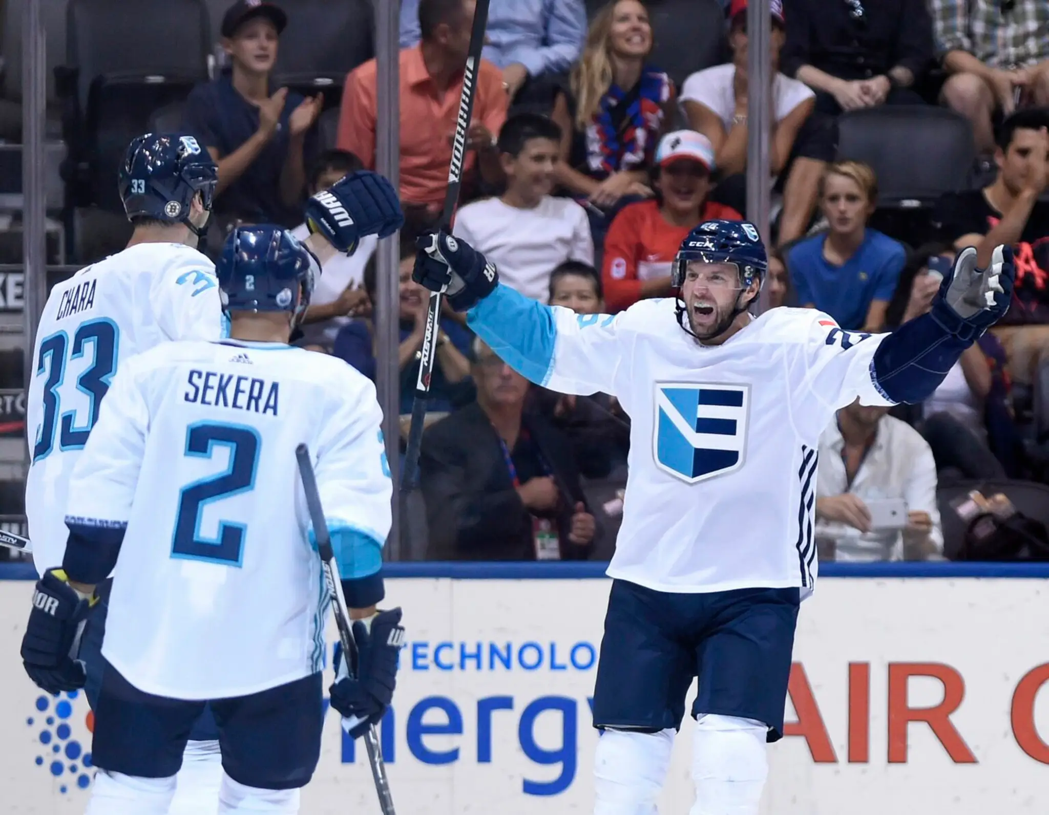 Zdeno Chára, Andrej Sekera a Thomas Vanek oslavujú po góle do siete českého brankára Mrázka.jpg