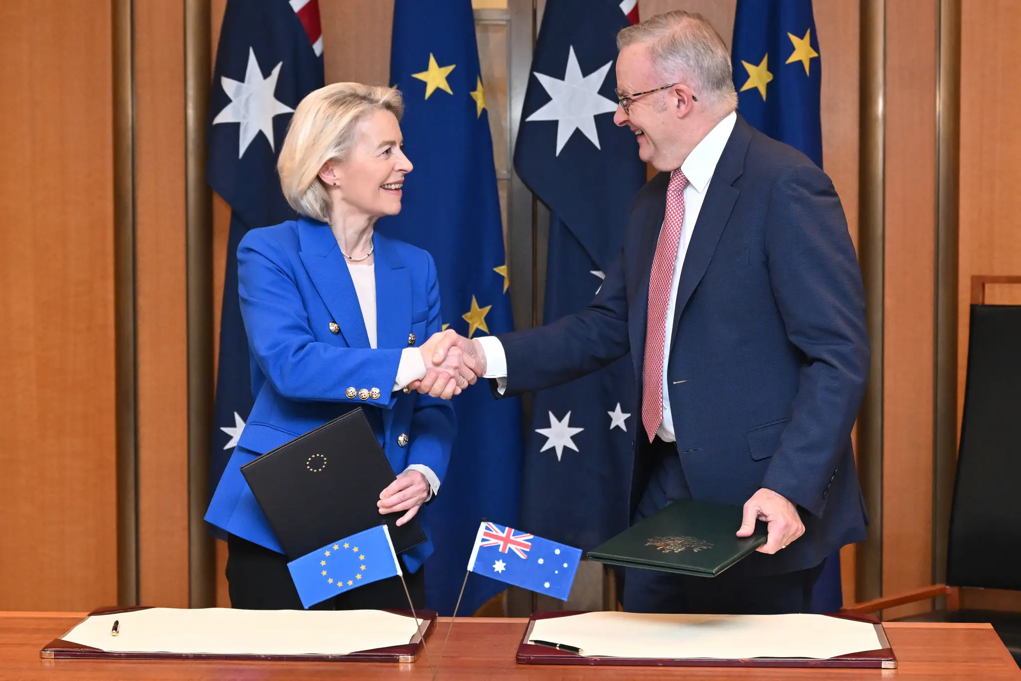 Austrálsky premiér Anthony Albanese a predsedníčka Európskej komisie Ursula von der Leyenová si podávajú ruky po podpise dohody o voľnom obchode.