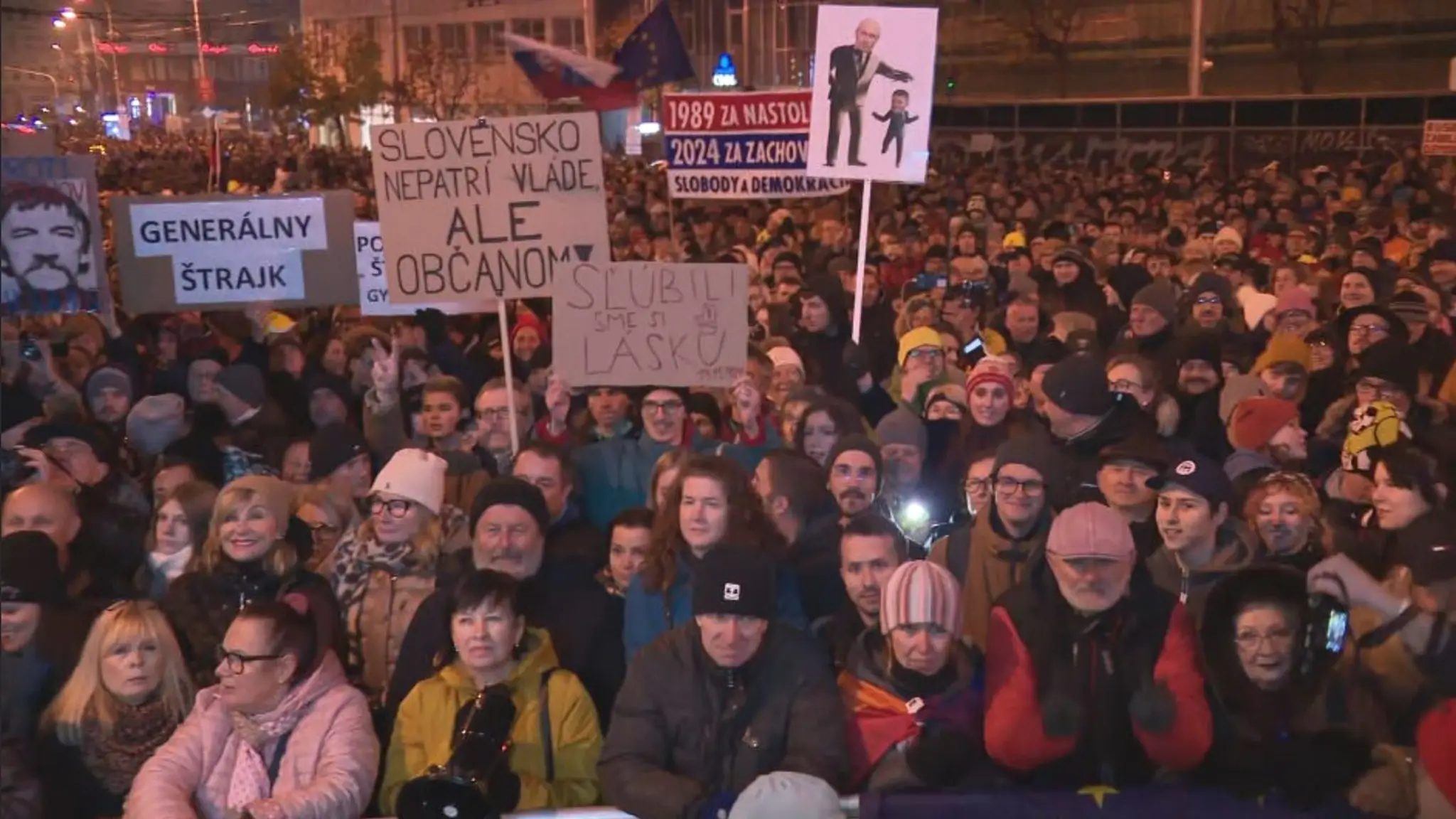 Zhromaždenie na námestí SNP pri príležitosti výročia Nežnej revolúcie. 