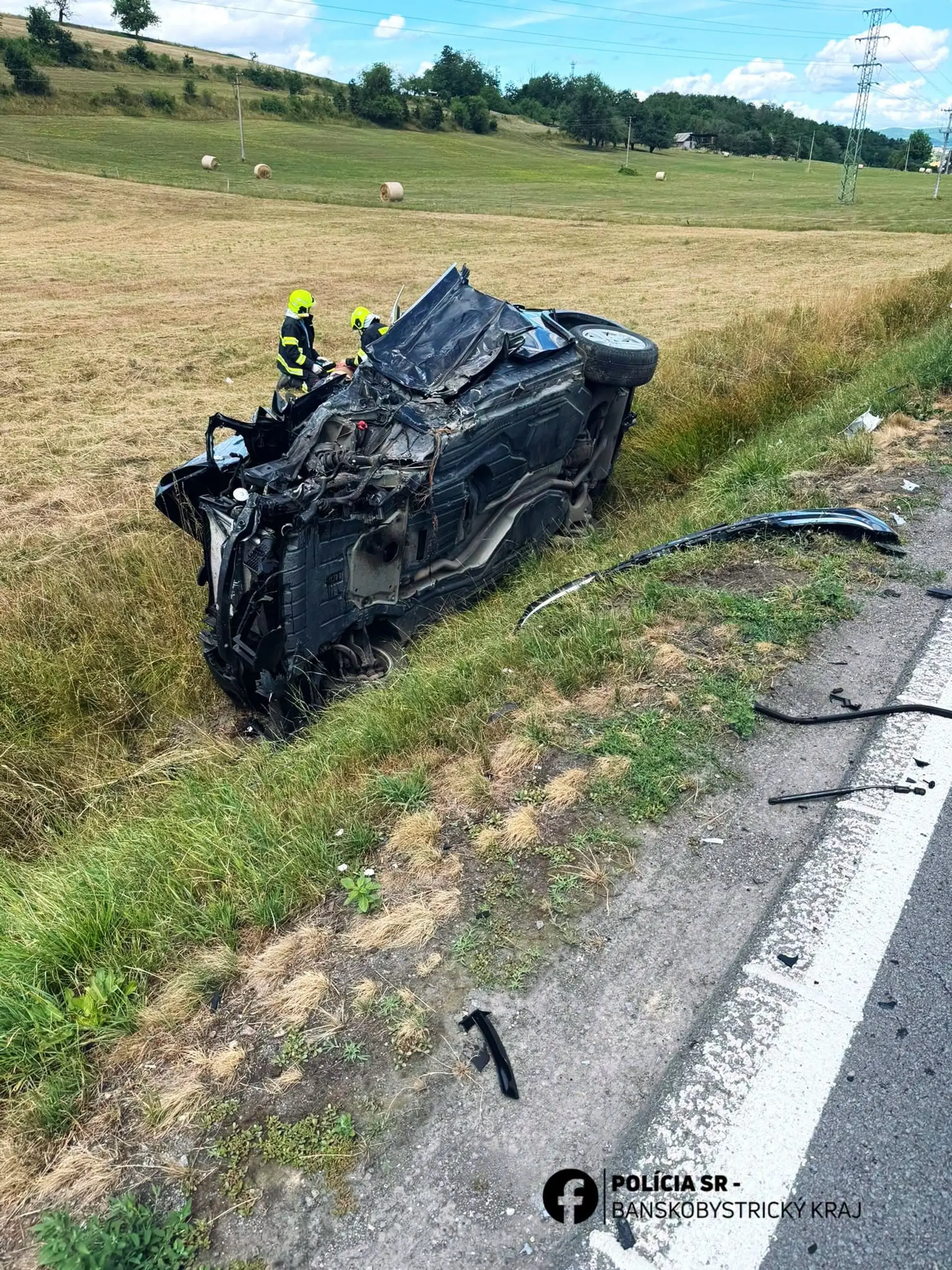 BMW v protismere narazilo do kamióna (4)