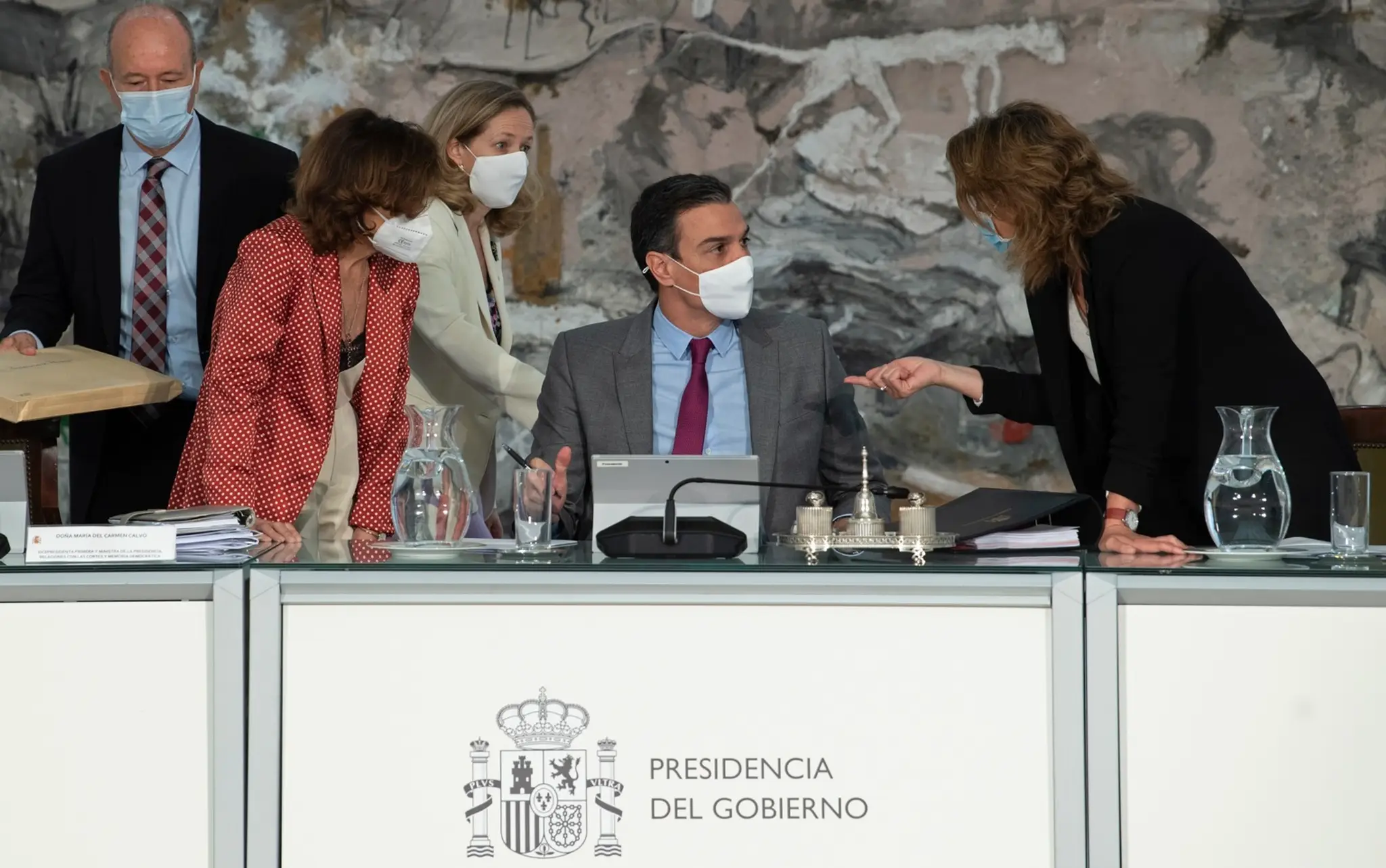 Španielsky premiér Pedro Sánchez (uprostred) diskutuje so svojim troma ministerkami počas zasadnutia vlády v Madride.
