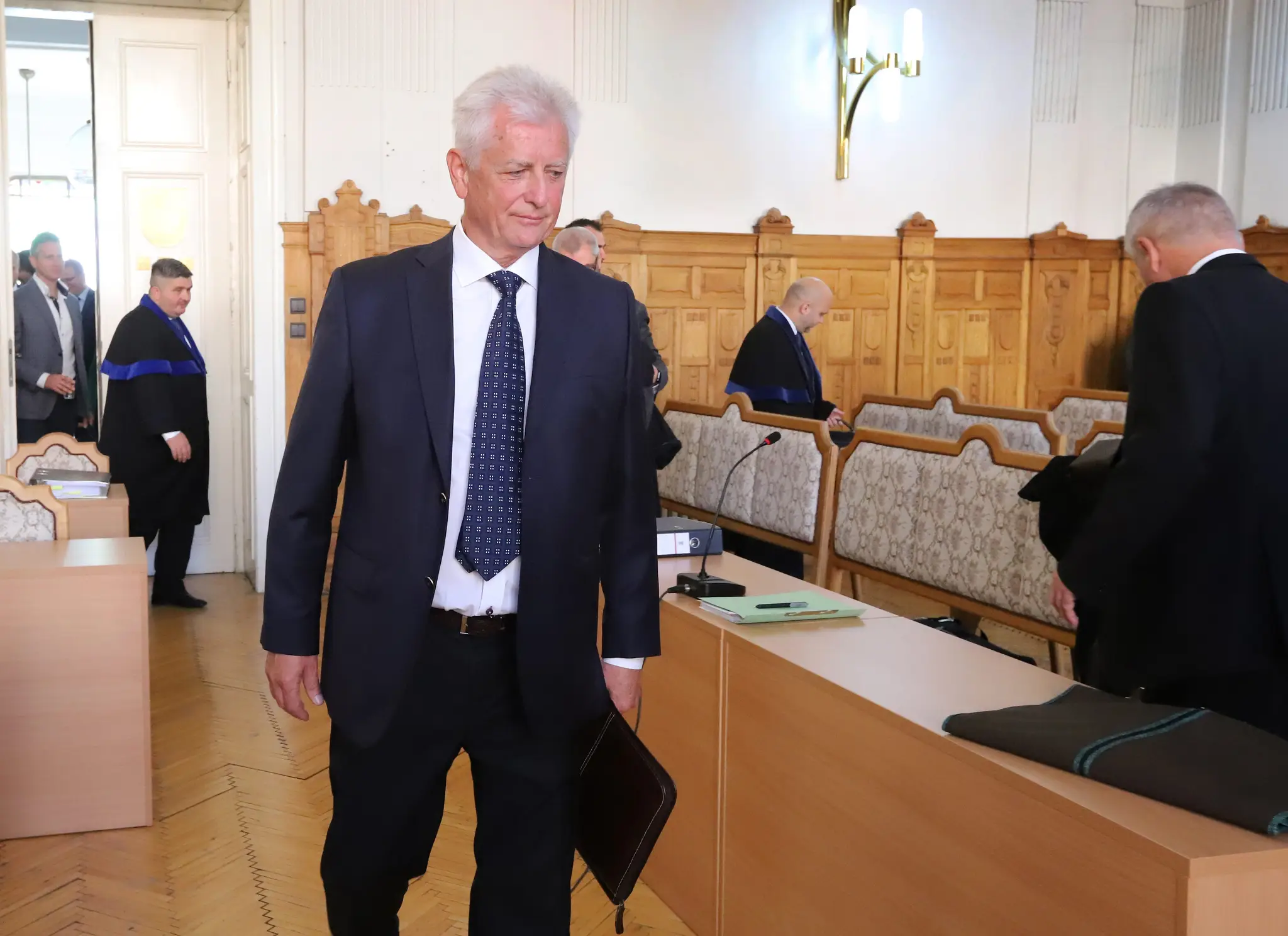 Jozef Brhel prichádza do súdnej siene