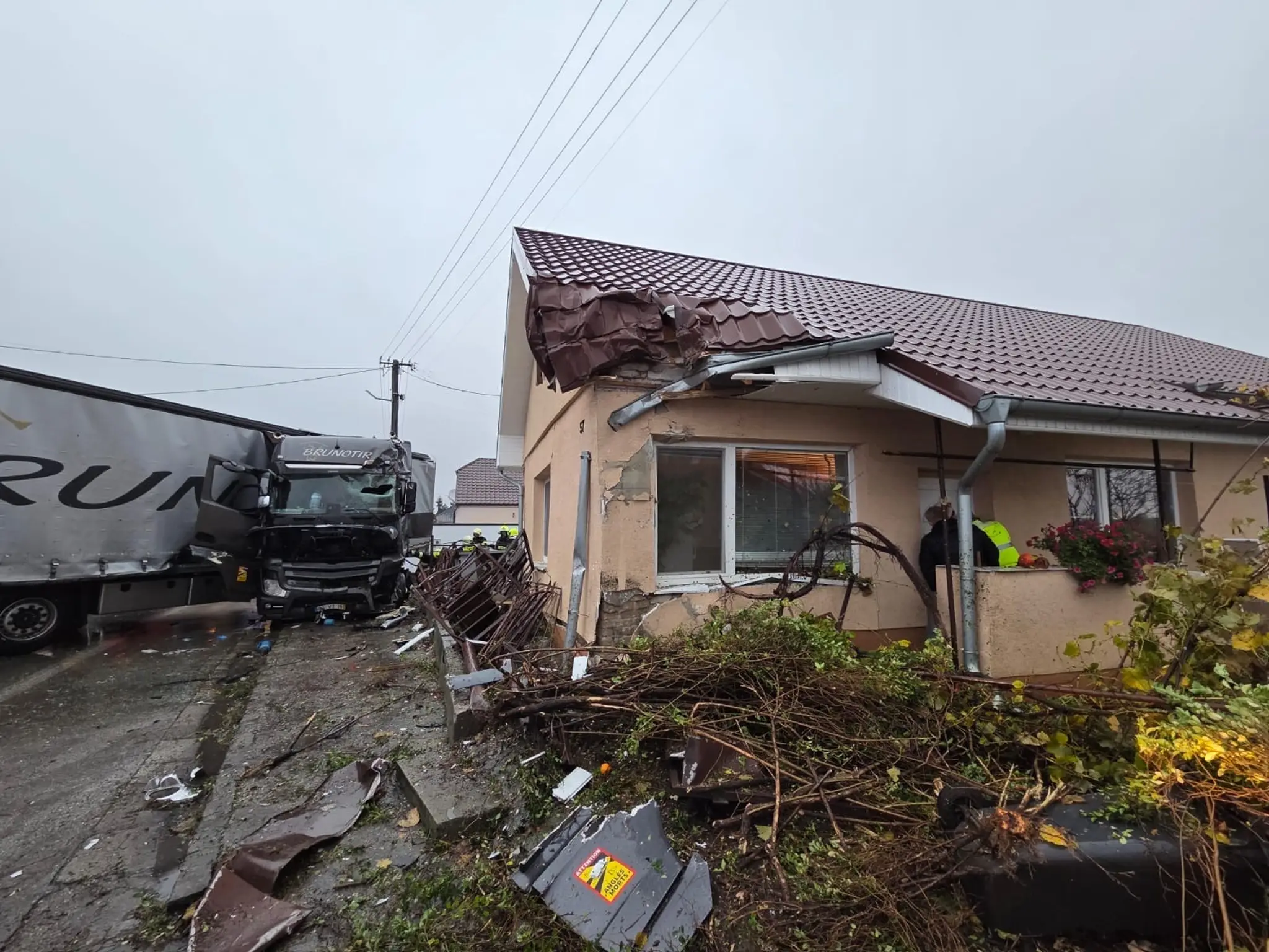 FOTO: Šok v tichej obci na juhu Slovenska. Rodinný dom zdemoloval kamión