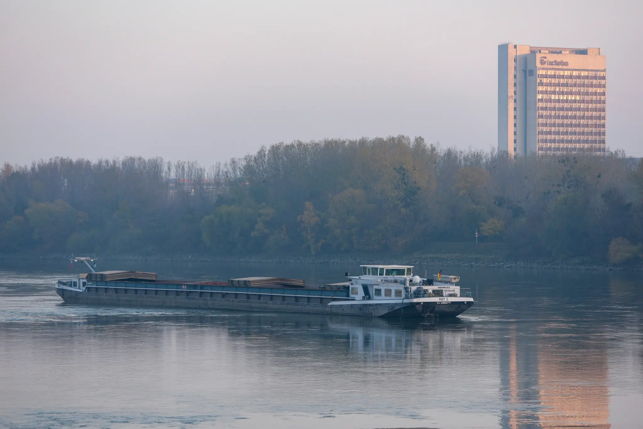 Uviaznutá loď na Dunaji