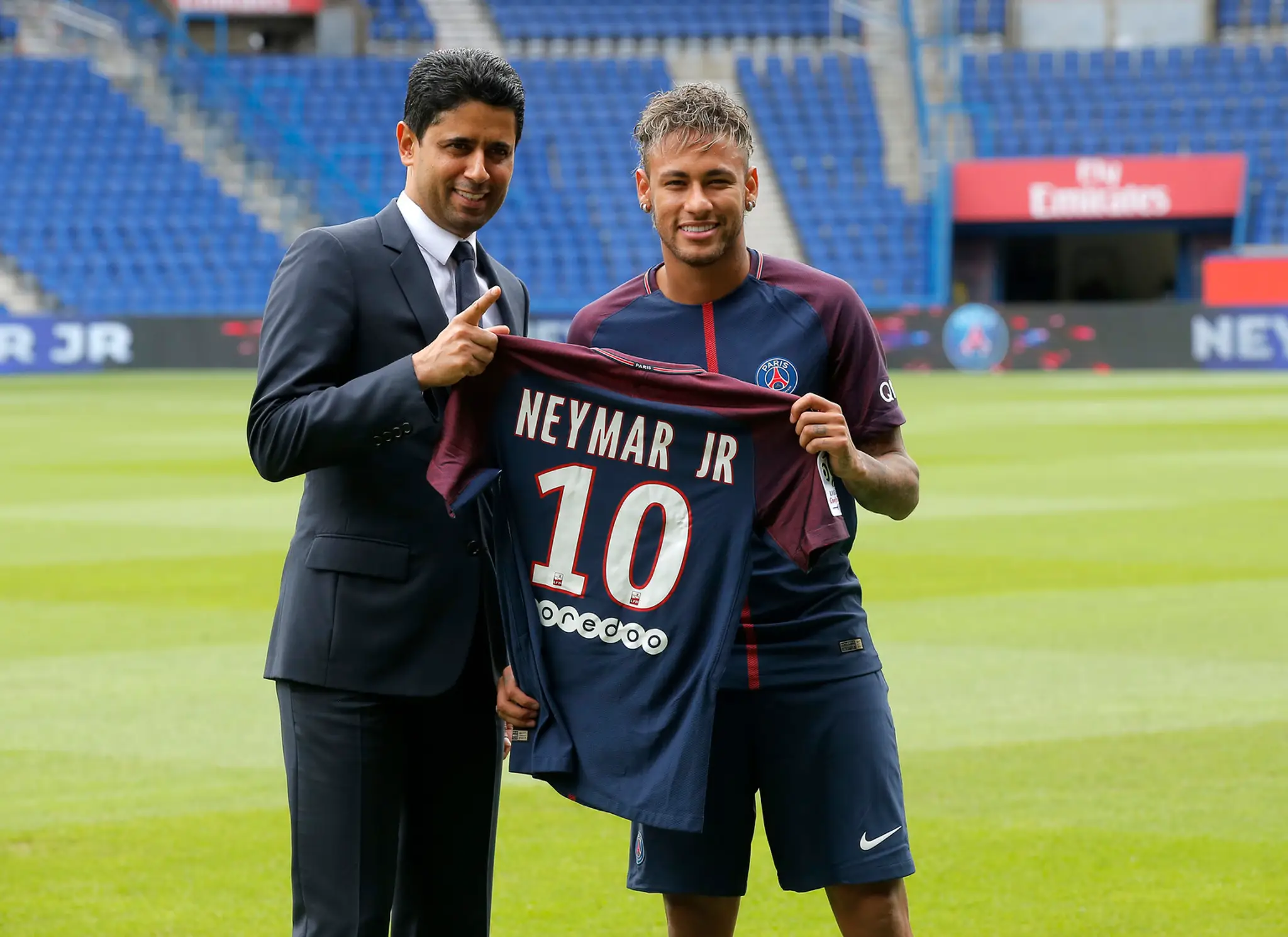 Na snímke vpravo brazílsky útočník Neymar, vľavo prezident PSG Nasser Al-Khelaifi pózujú s dresom.