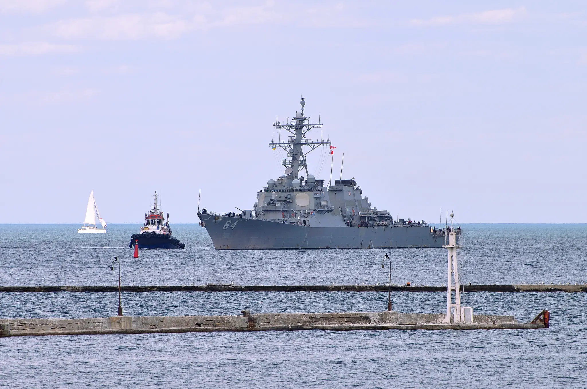 Americká vojnová loď USS Carney.