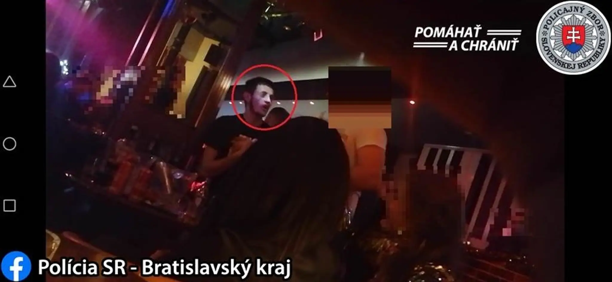 Na snímke rozsvietený vianočný strom na Katedrálnom námestí v litovskom Vilniuse.