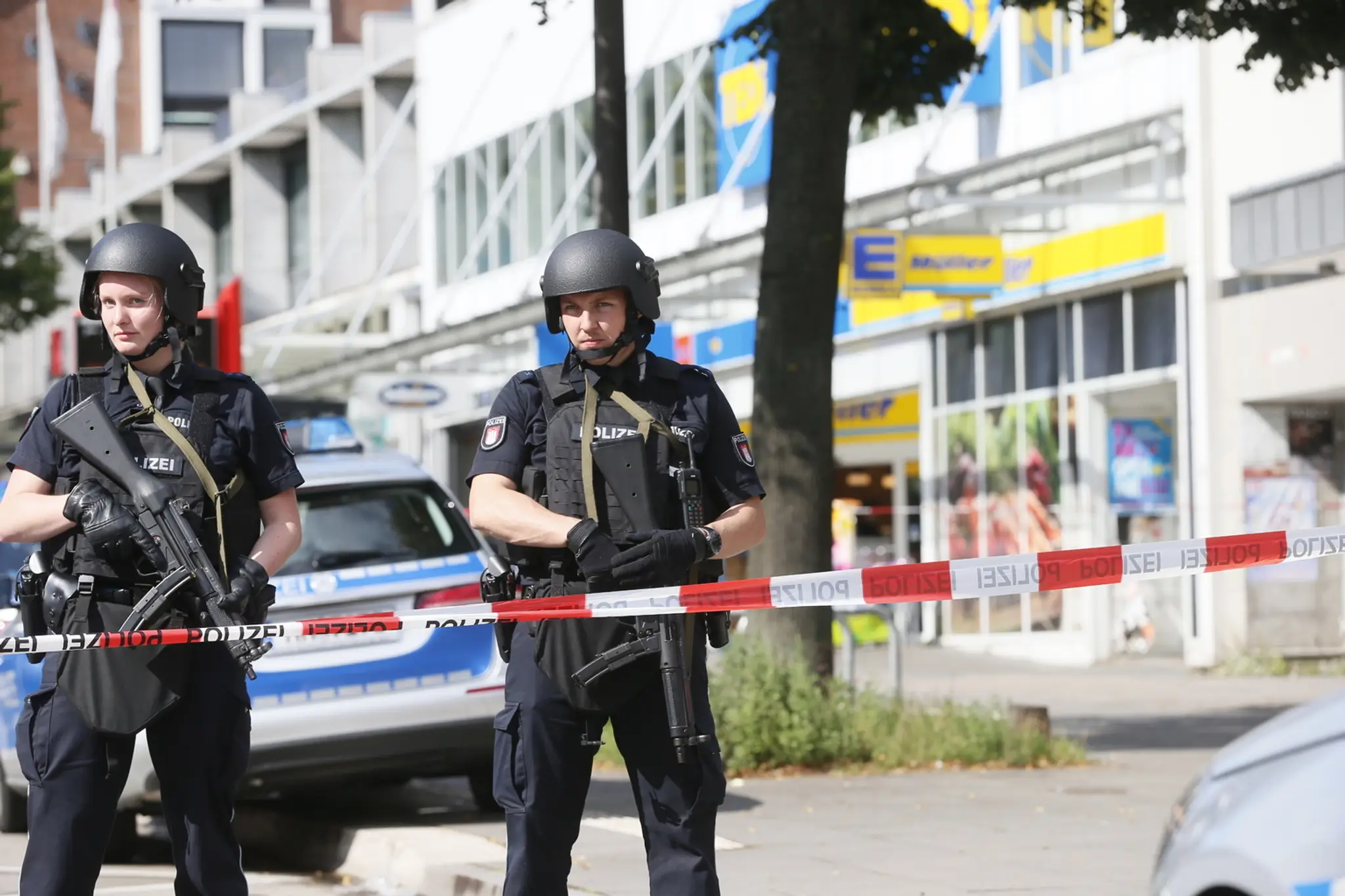 Policajti oblasť uzavreli.