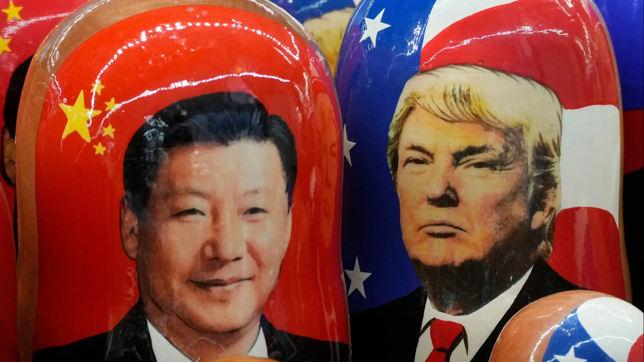 Tradičné ruské drevené bábiky s názvom Matrioška zobrazujúce čínskeho prezidenta Si Ťin-pchinga vľavo a amerického prezidenta Donalda Trumpa.