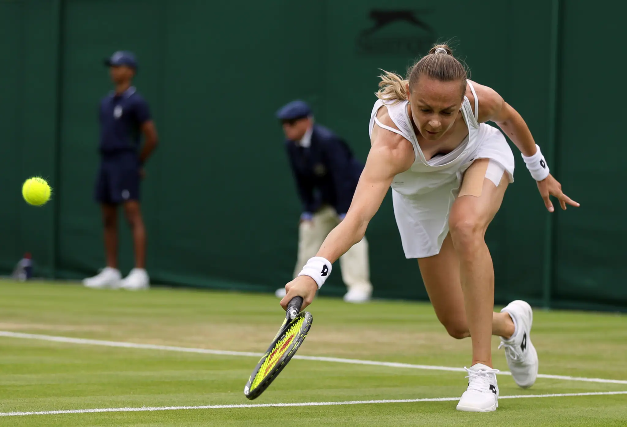 Slovenská tenistka Magdaléna Rybáriková odvracia úder Monicy Niculescuovej v zápase 1. kola ženskej dvojhry vo Wimbledone..jpg