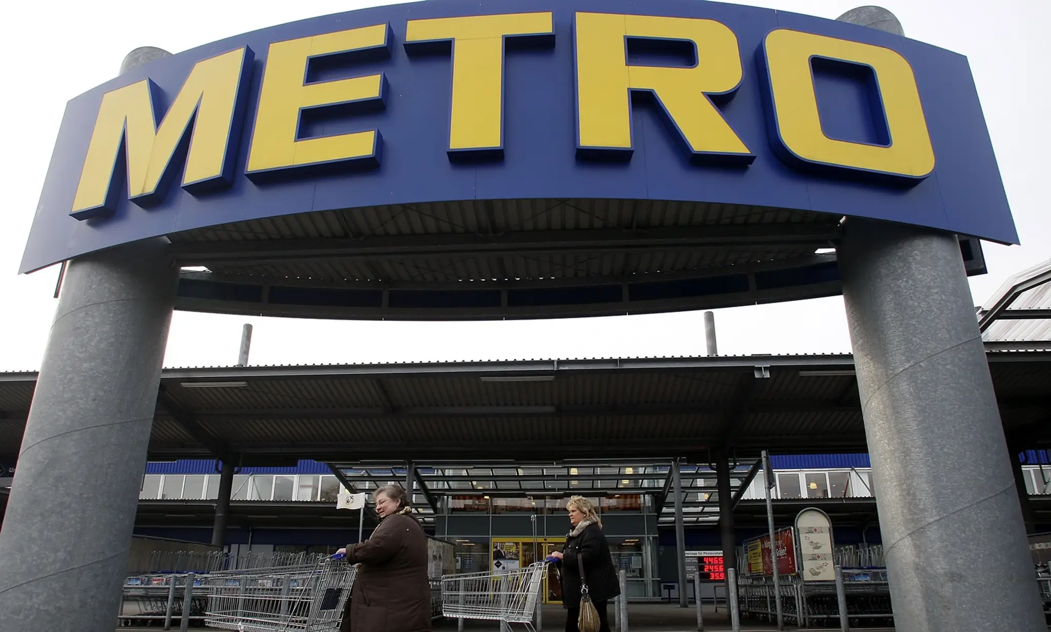 Pohľad na logo nemeckého maloobchodného reťazca Metro