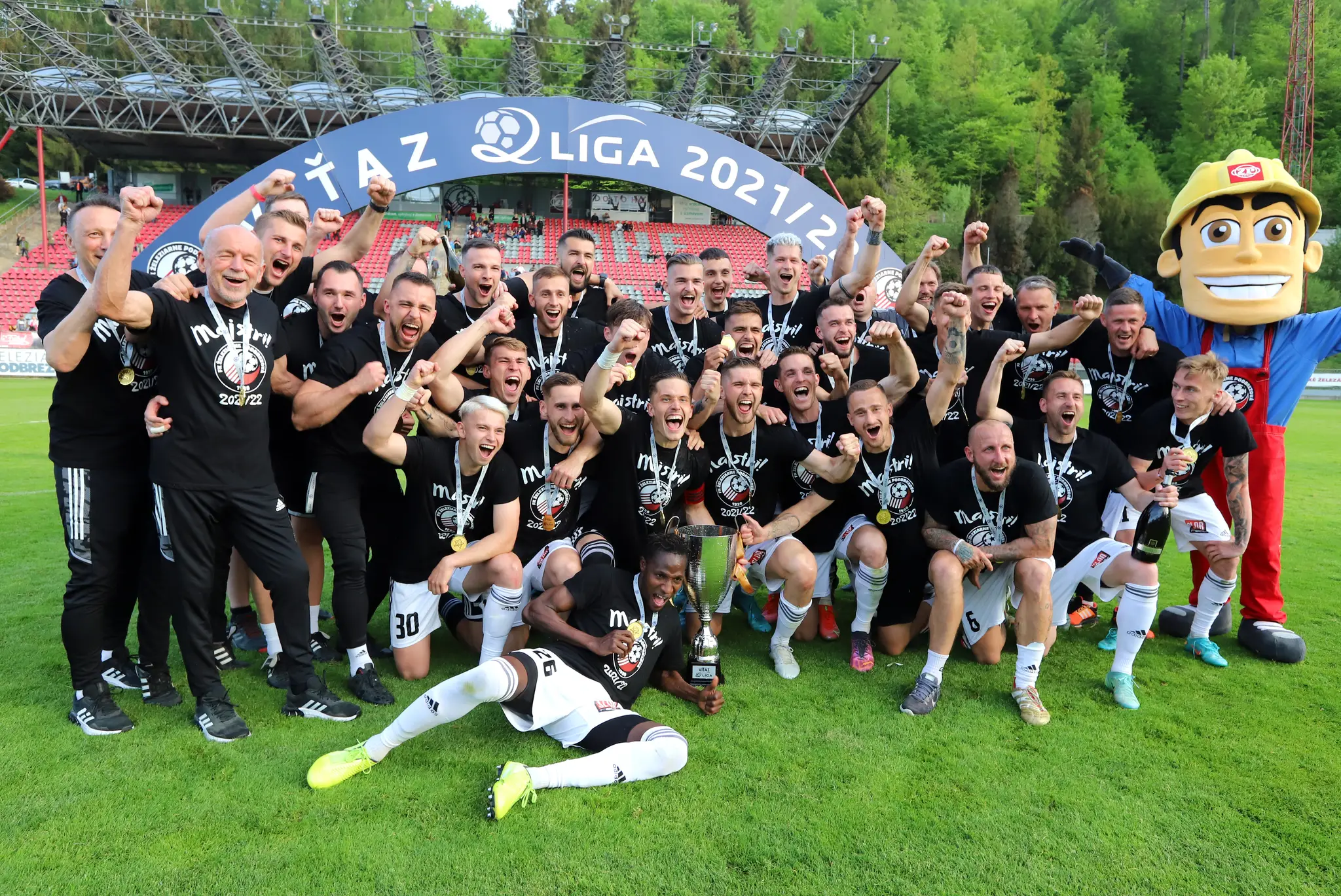 Futbalisti Podbrezovej pri oslavách prvenstva.