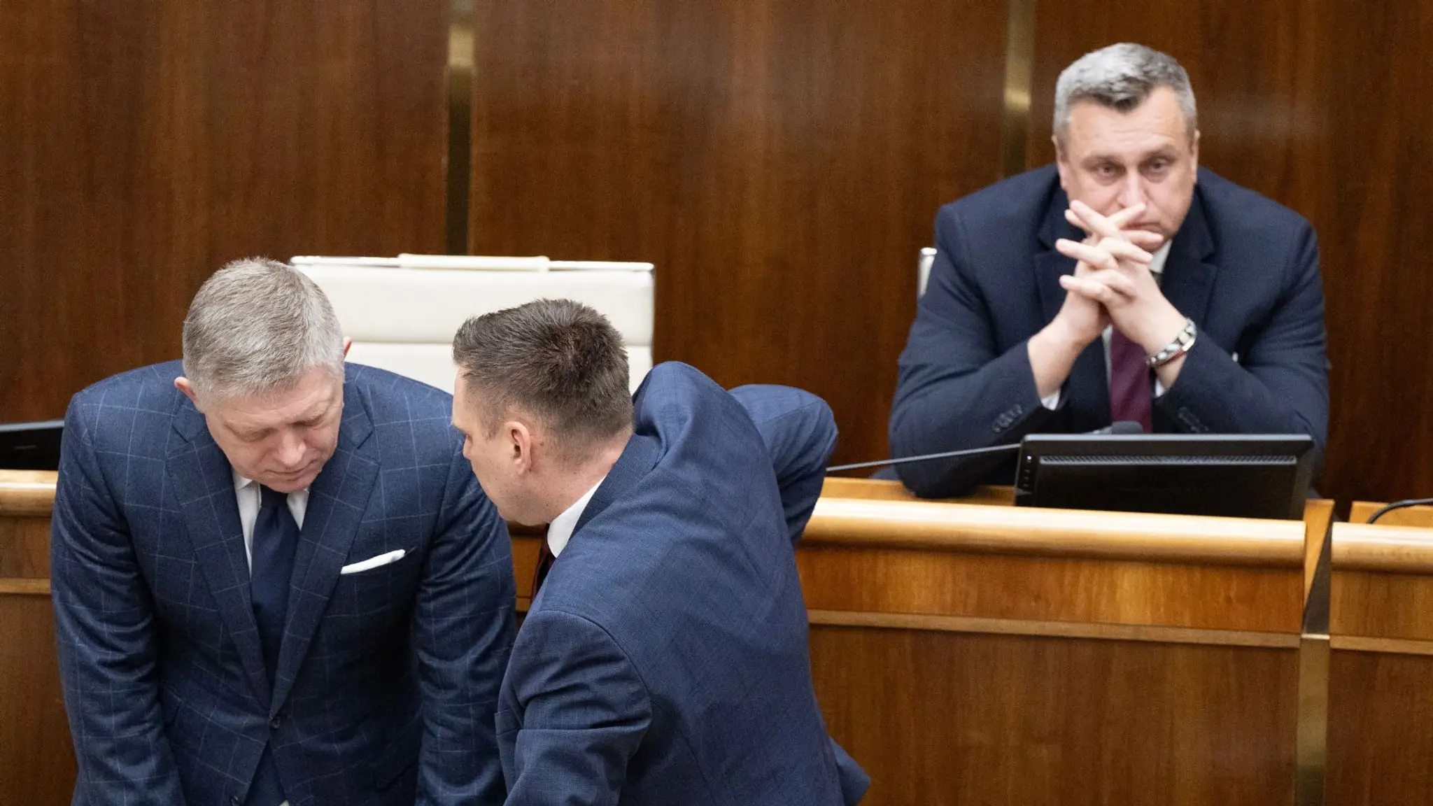 Robert Fico, Tomáš Taraba a Andrej Danko v parlamente v utorok 21. januára.