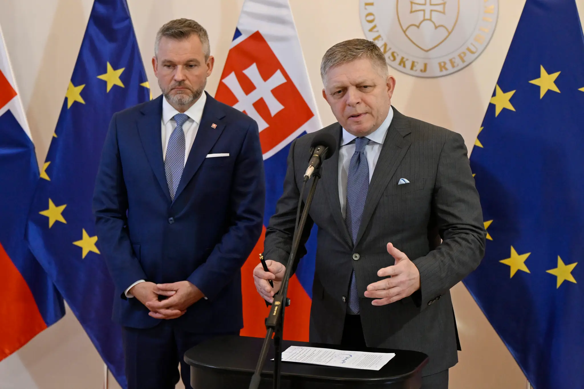 Na snímke prezident SR Peter Pellegrini (vľavo) a predseda vlády SR Robert Fico (Smer-SD)