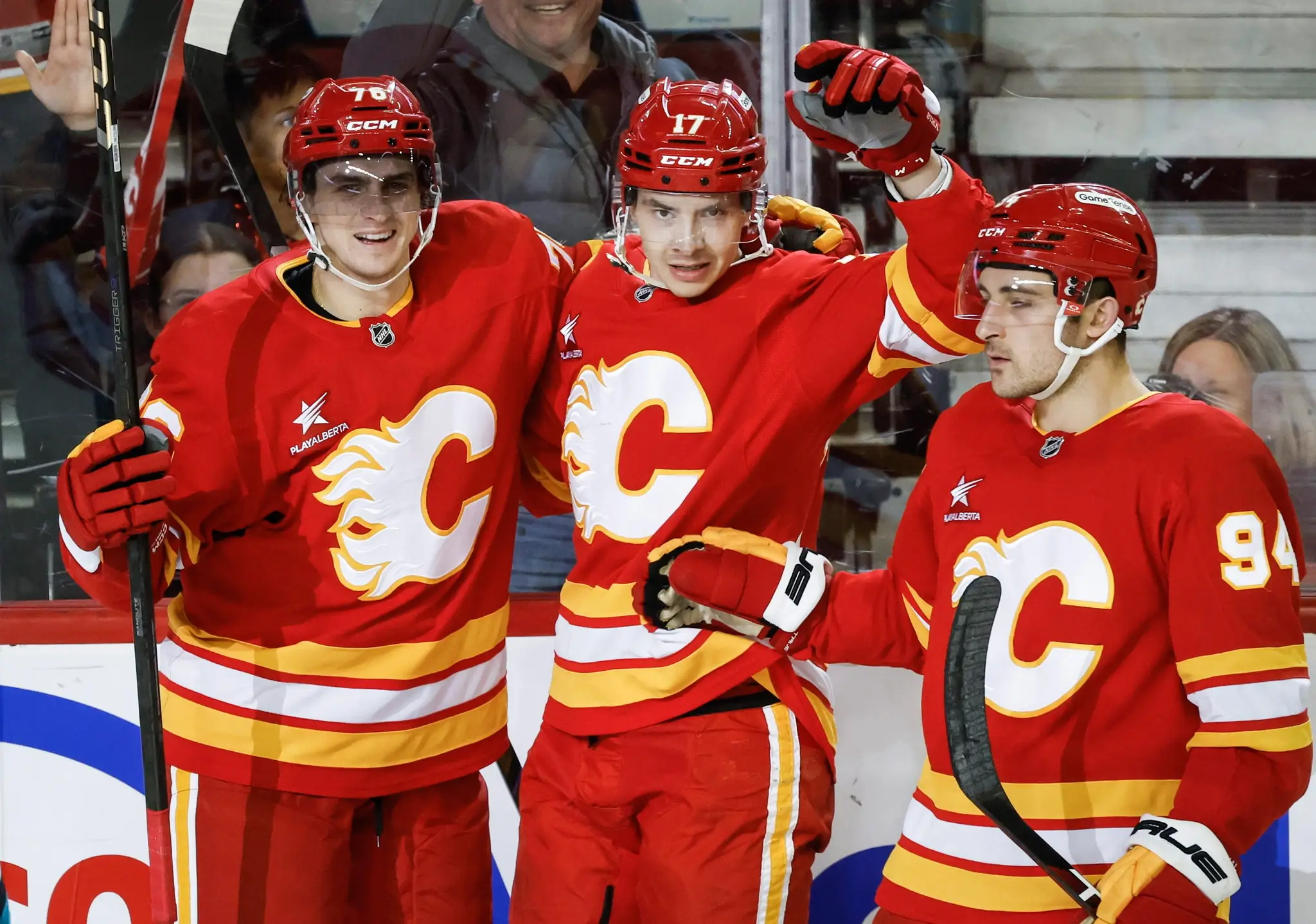 Hokejisti Calgary Flames oslavujú gól.