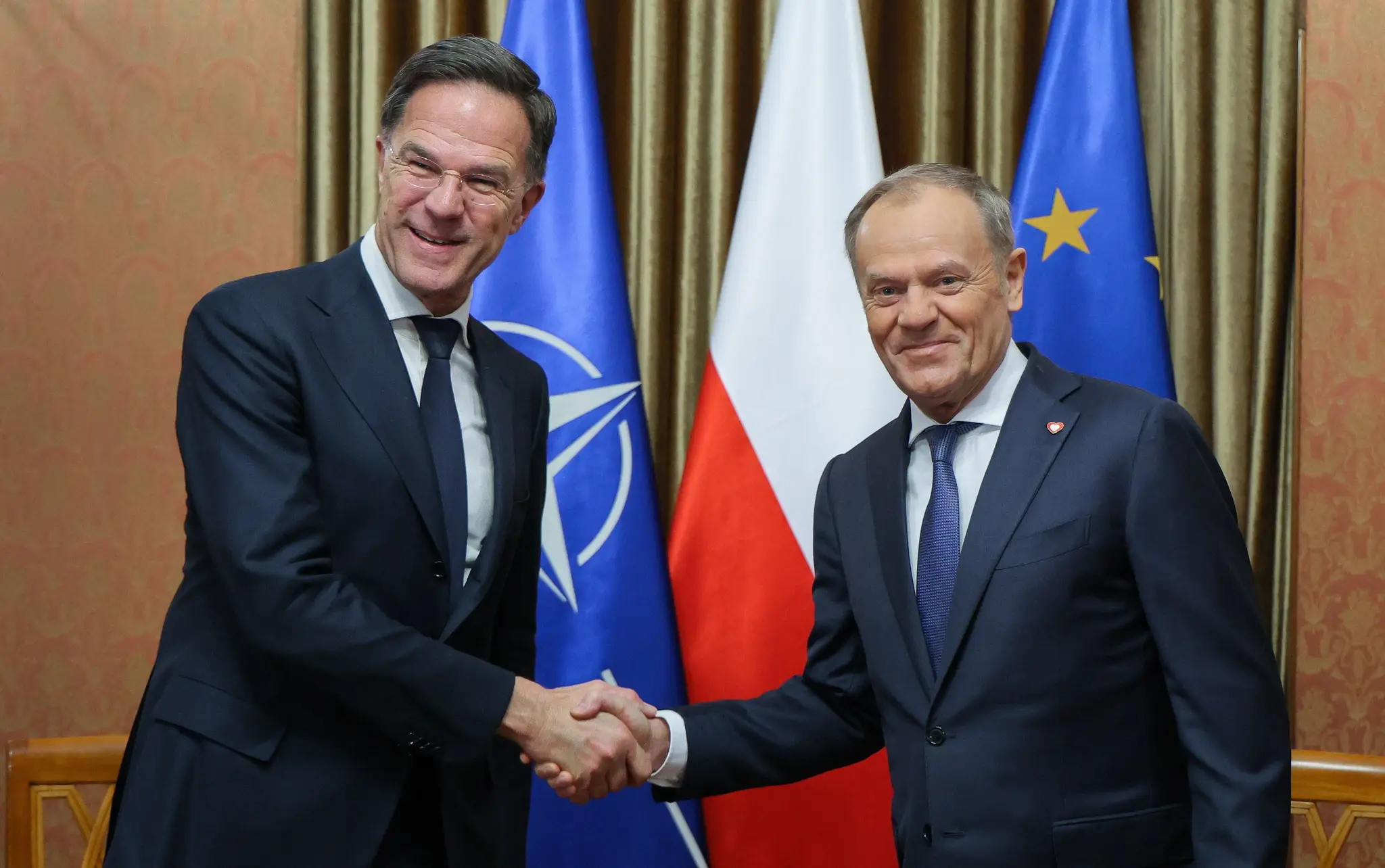 Generálny tajomník NATO Mark Rutte (vľavo) a poľský premiér Donald Tusk pózujú počas stretnutia vo Varšave.