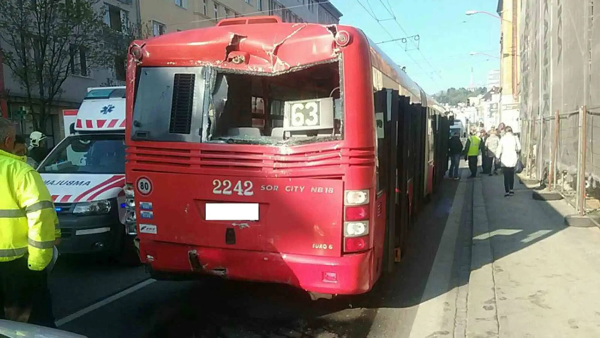Nehoda autobusu a trolejbusu v Bratislave.