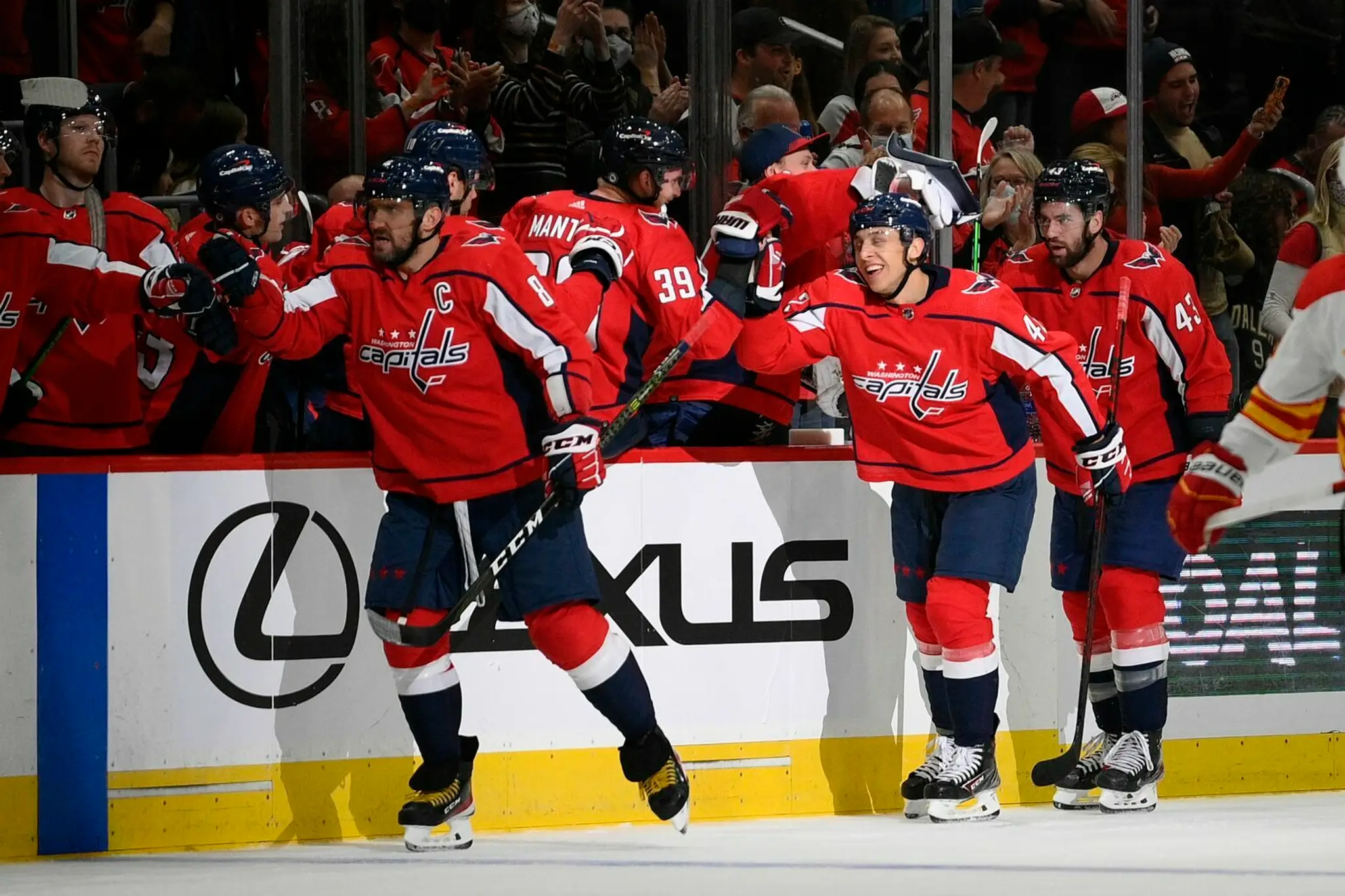 Martin Fehérváry sa raduje z premiérového gólu v NHL.