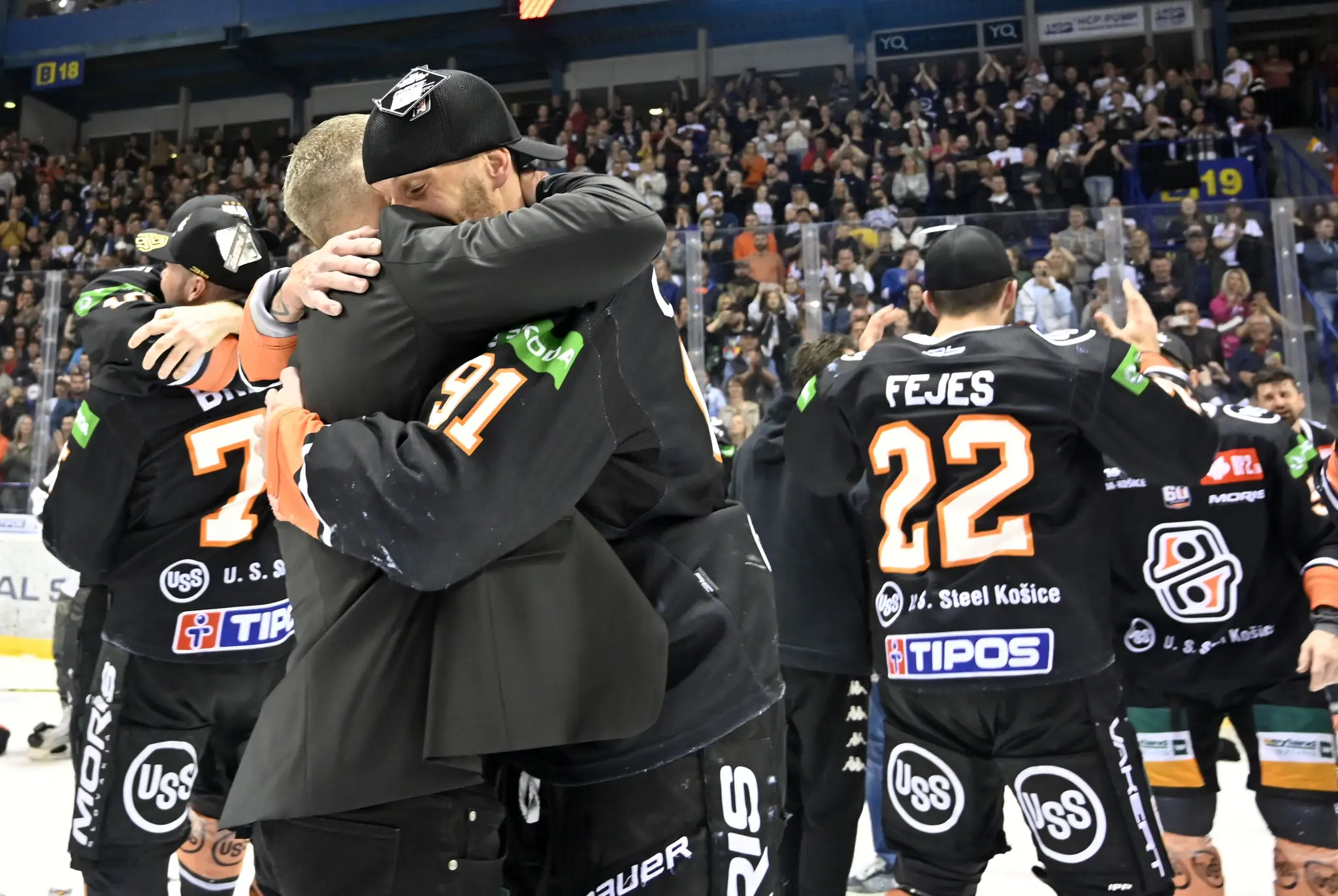 Hokejisti HC Košice sa tešia z víťazstva a zisku majstrovského titulu.