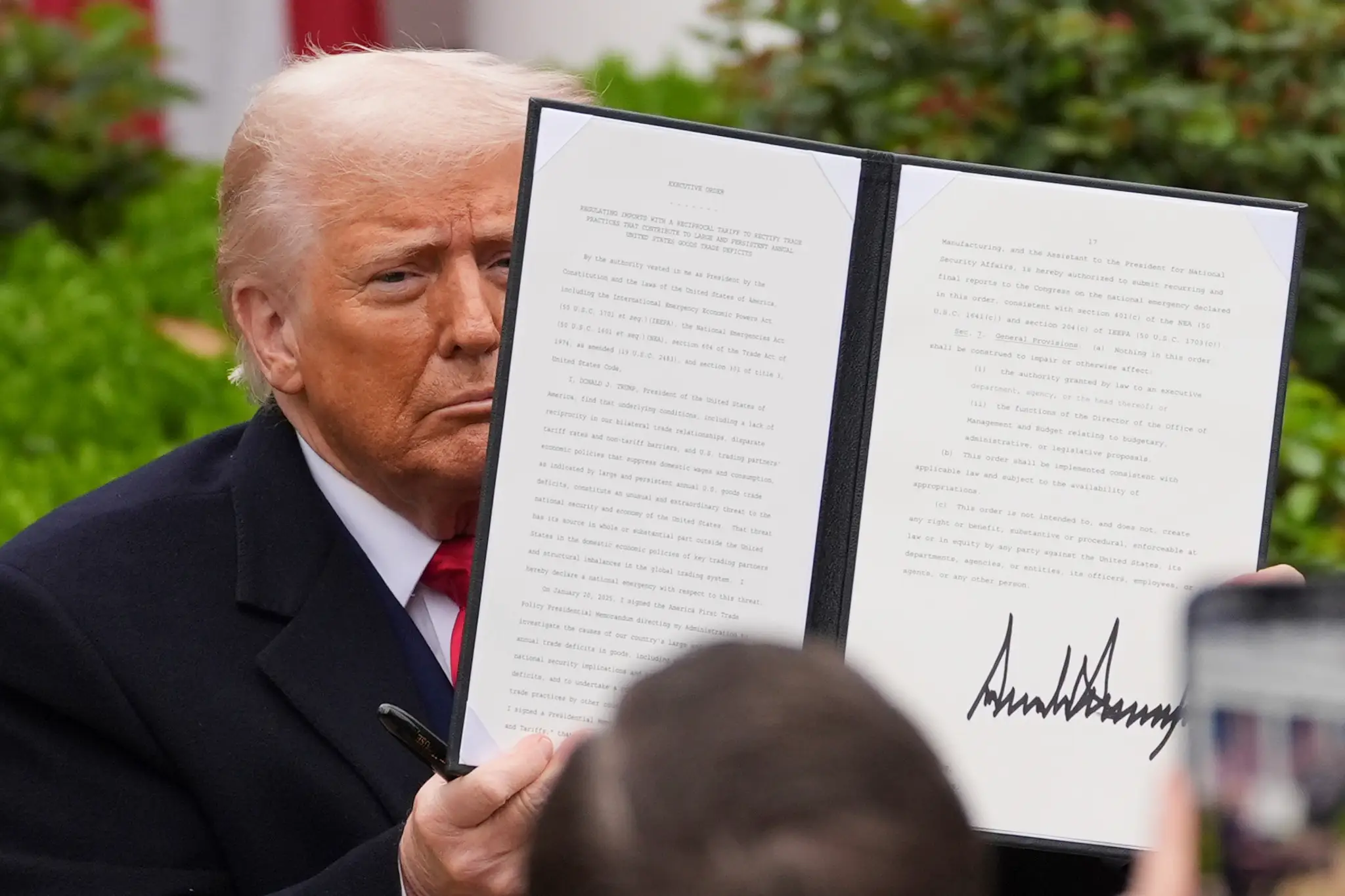 Donald Trump podpisuje zákon o clách