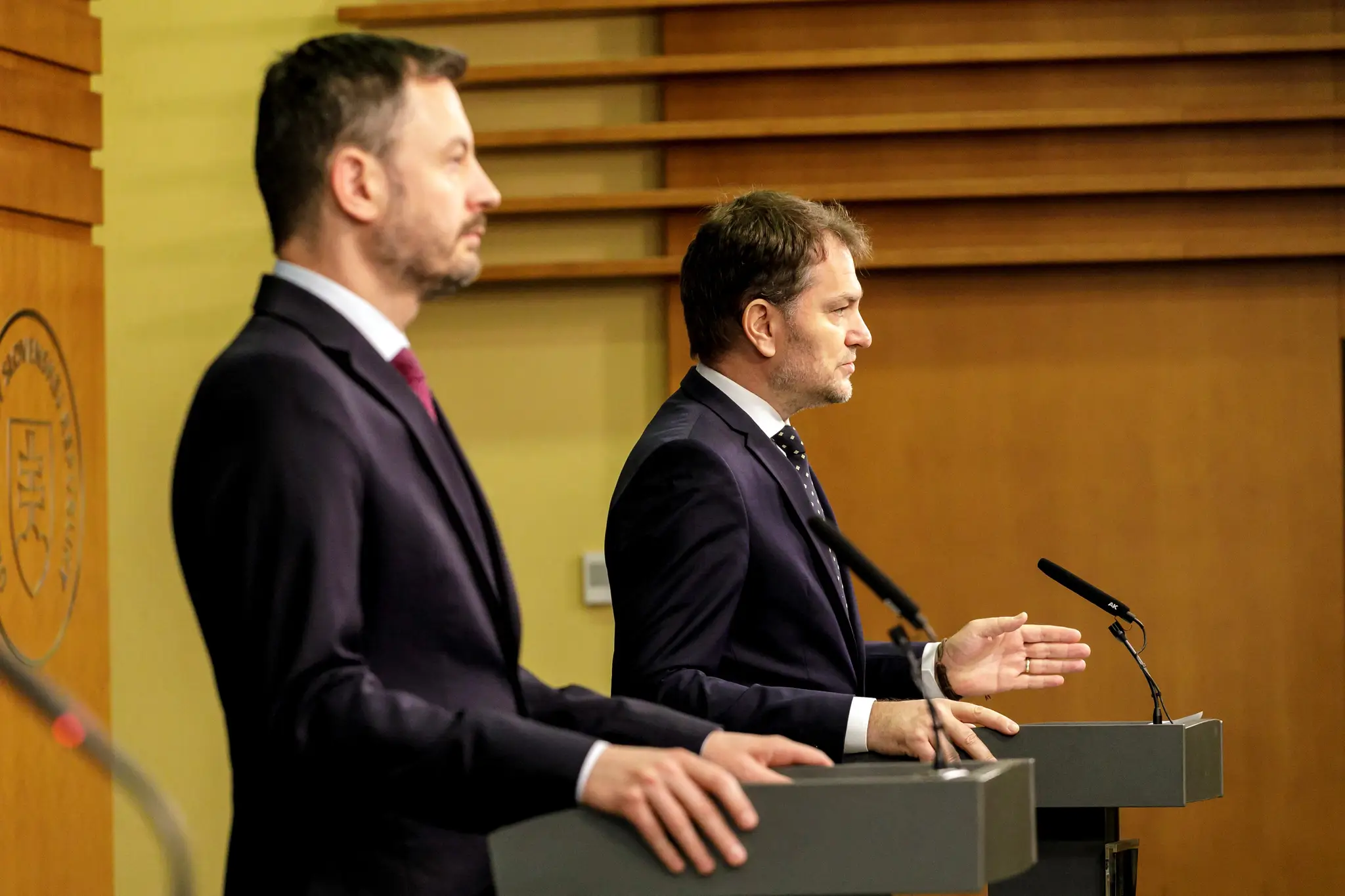 Na snímke zľava predseda vlády SR Eduard Heger a podpredseda vlády SR a minister financií SR Igor Matovič.
