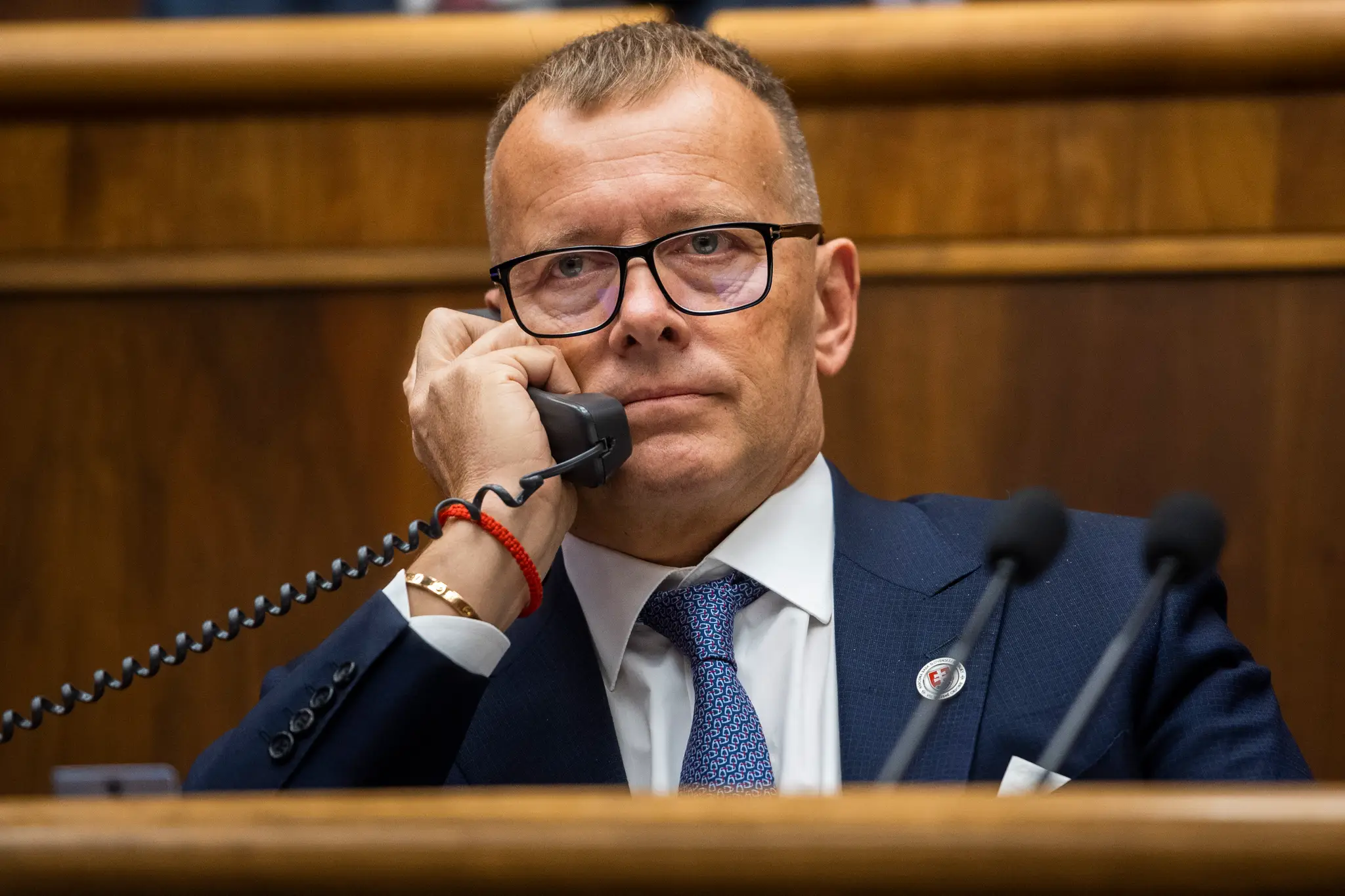 Predseda Národnej rady Boris Kollár (Sme rodina) telefonuje pred hlasovaním o návrhu na vyslovenie nedôvery vláde Eduarda Hegera (OĽANO) počas 78. schôdze parlamentu/15.december 2022