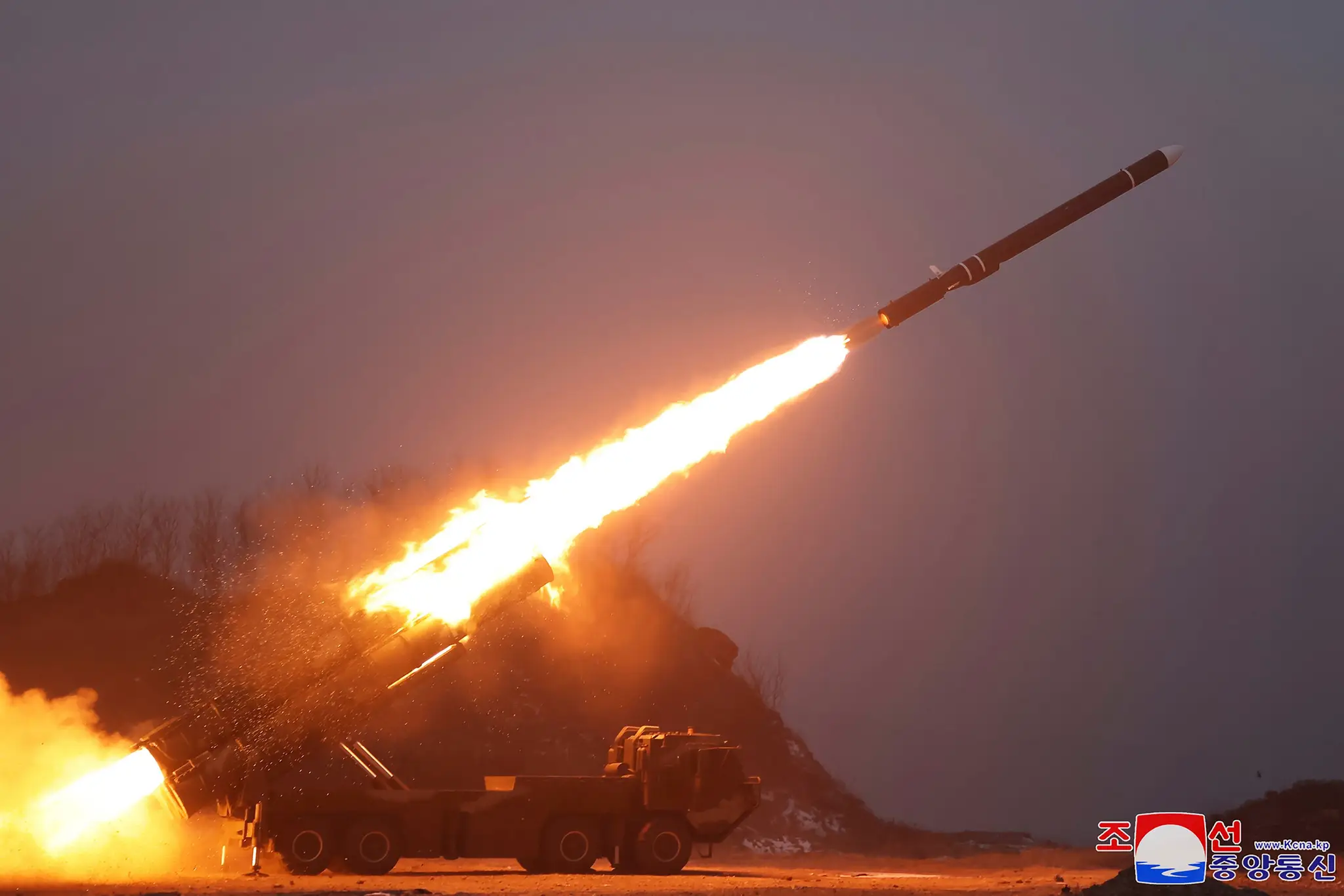 Severná Kórea oznámila, že odpálila strategickú strelu s plochou dráhou letu.