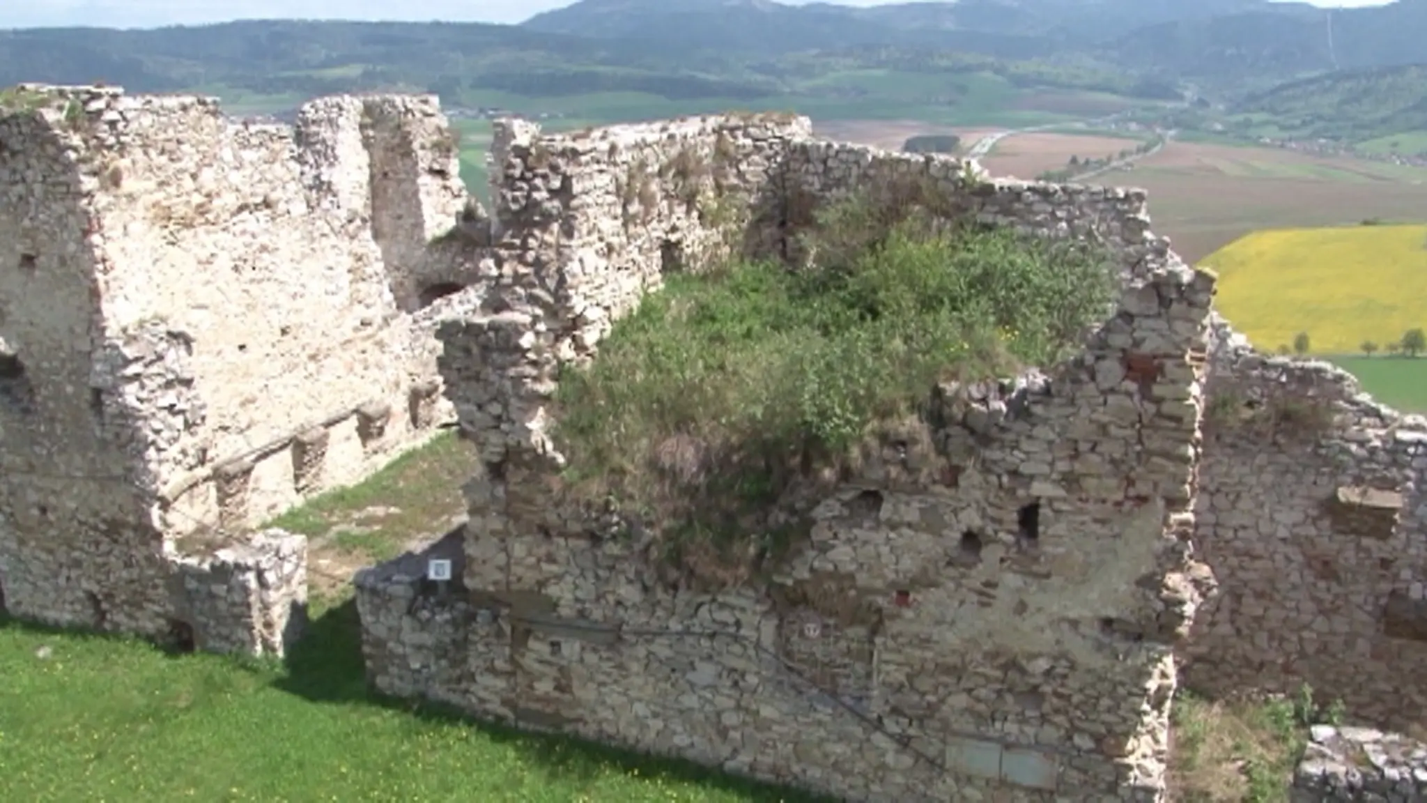 Spišský hrad praská.