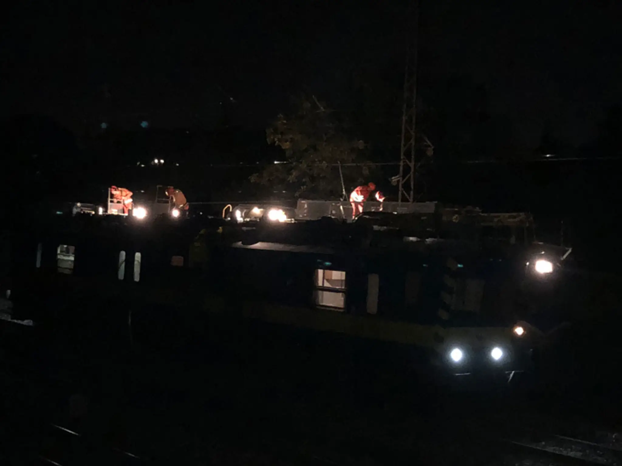 Oprava pretrhnutého trakčného vedenia.