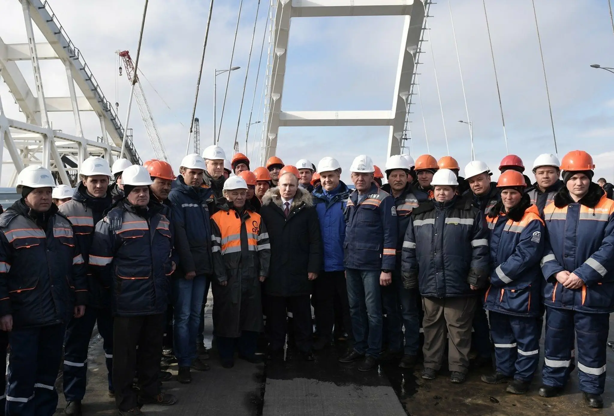 Putin na slávnostnom otvorení mosta. 