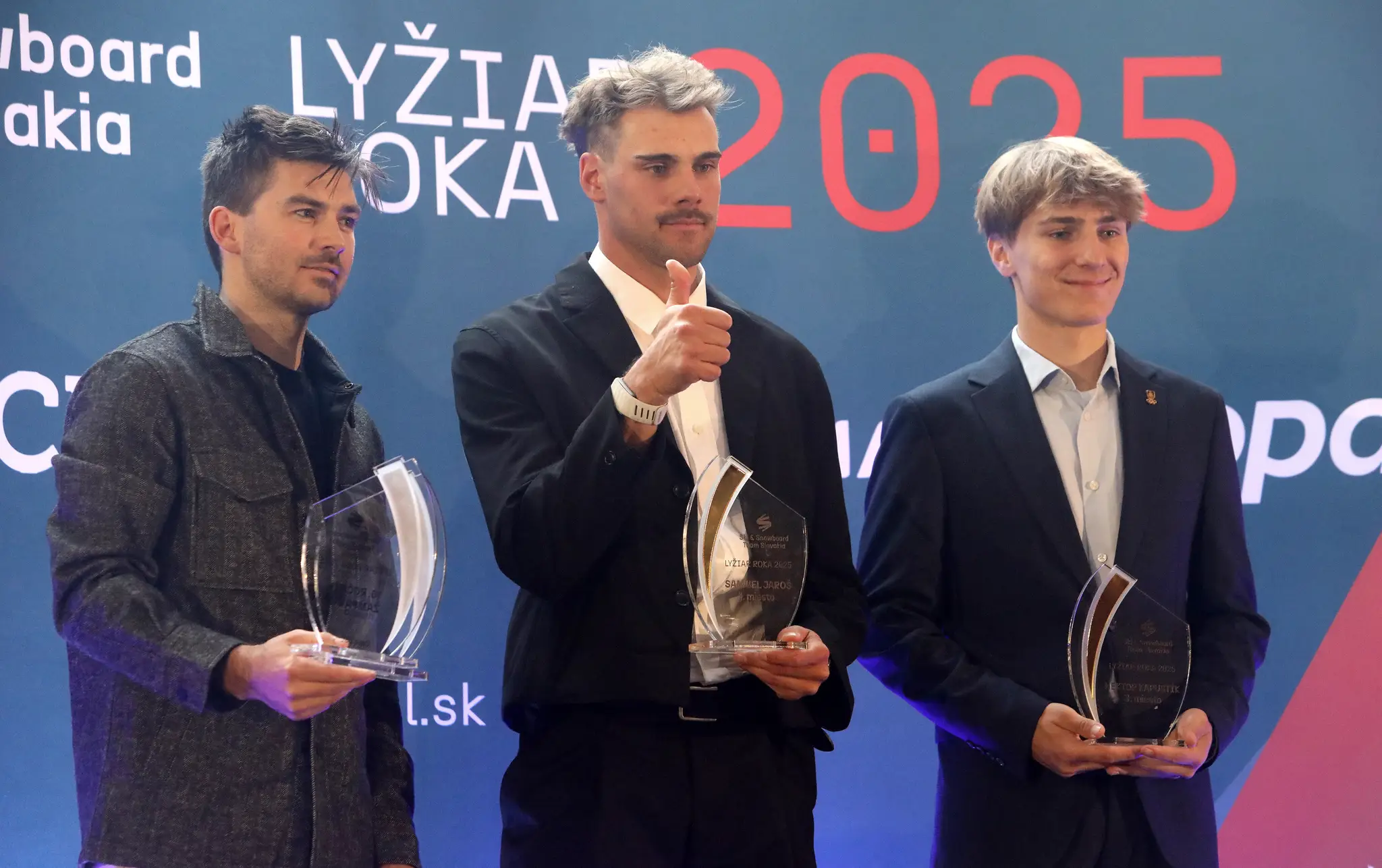 Na snímke víťaz ankety Lyžiar roka 2025, snoubordista Samuel Jaroš (uprostred) pózuje s ocenením.