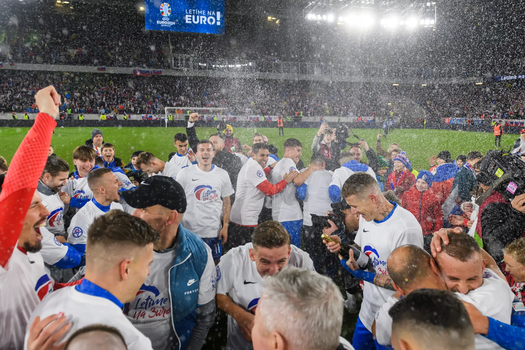 Futbalisti Slovenska oslavujú postup na ME 2024 po zápase s Islandom.